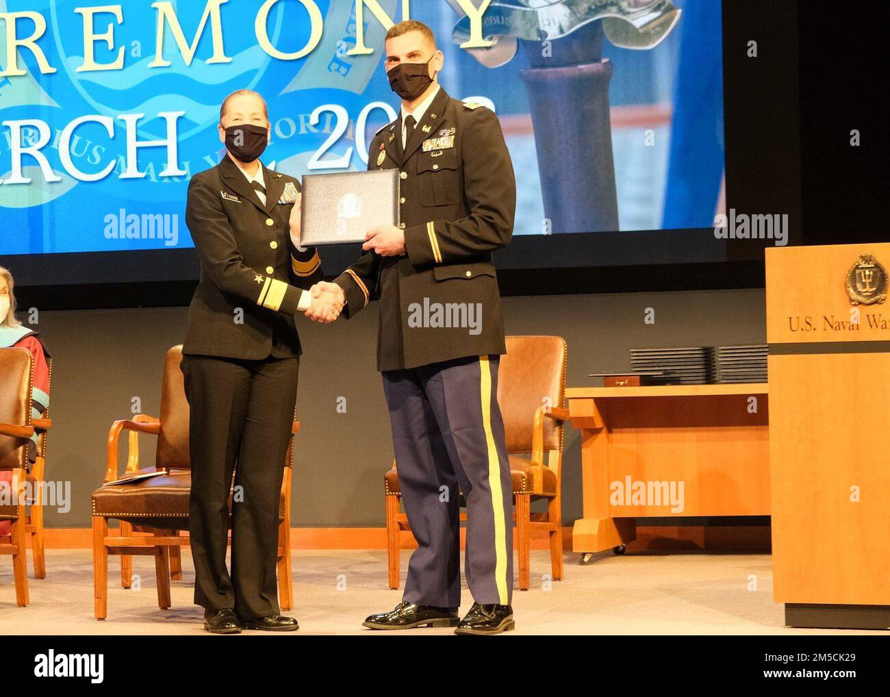 220301-N-PP965-1053 NEWPORT, R.I. (1 mars 2022) Président des États-Unis Shoshana S. Chatfield, SMA arrière du Collège de guerre navale, organise une cérémonie de remise des diplômes et présente son diplôme à l'Auditorium Spruance, 1 mars 2022. Les étudiants du Collège de guerre navale et du Collège de commandement et d'état-major naval ont été reconnus pour leurs réalisations et ont obtenu une maîtrise ès arts en sécurité nationale et en études stratégiques ou une maîtrise ès arts en défense et en études stratégiques au cours de la cérémonie. Banque D'Images