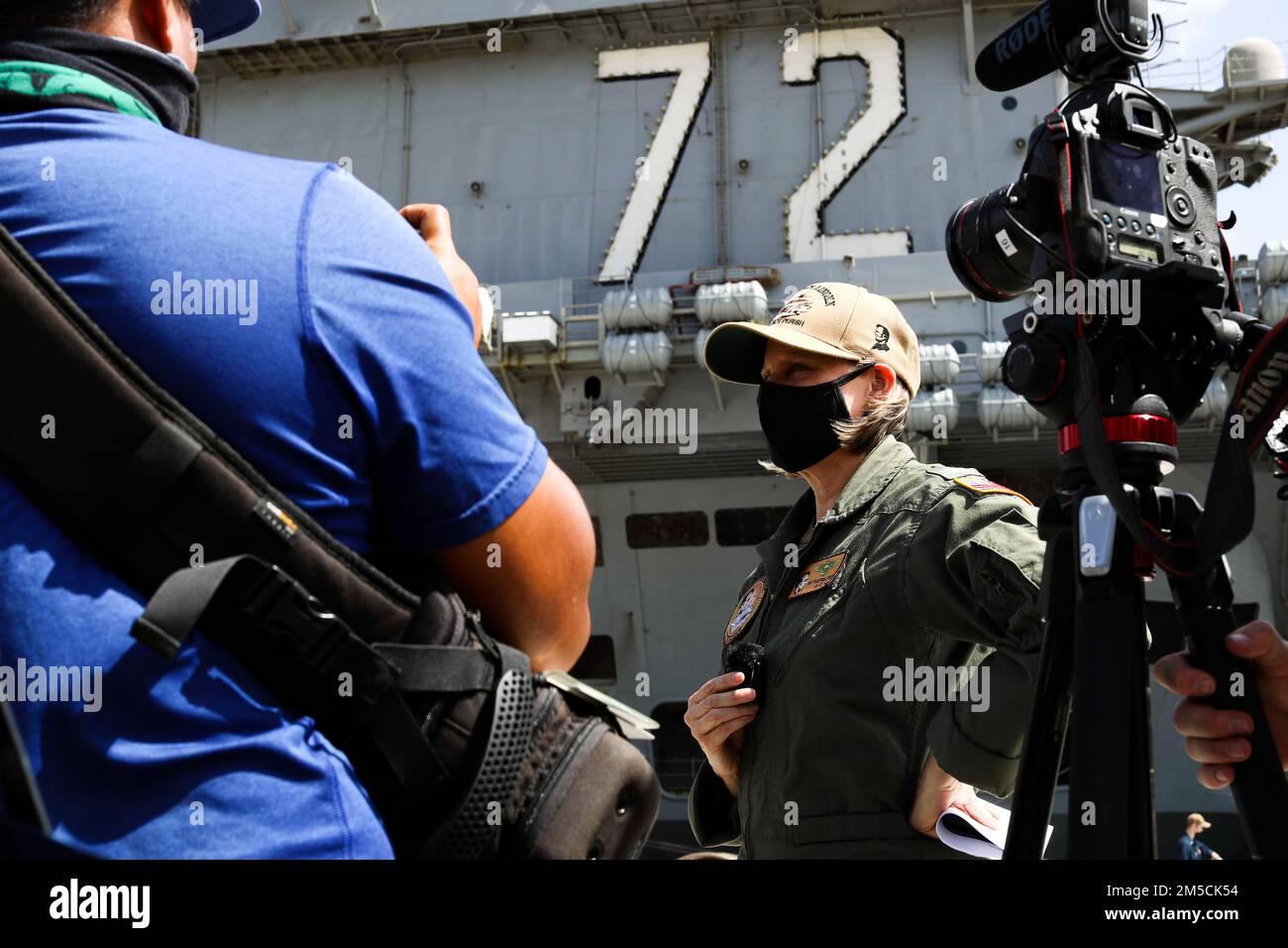 BASE NAVALE DE GUAM (2 mars 2022) le capitaine Amy Bauernschmidt, commandant du porte-avions de la classe Nimitz USS Abraham Lincoln (CVN 72), répond aux questions des médias d'information lors d'une conférence de presse sur le quai devant Abraham Lincoln amarré à la base navale de Guam pour une visite du port. Abraham Lincoln Strike Group est en cours de déploiement prévu dans la zone d'exploitation de la flotte américaine 7th afin d'améliorer l'interopérabilité par le biais d'alliances et de partenariats tout en servant de force de réaction prête à l'emploi pour soutenir une région libre et ouverte d'Indo-Pacifique. Banque D'Images