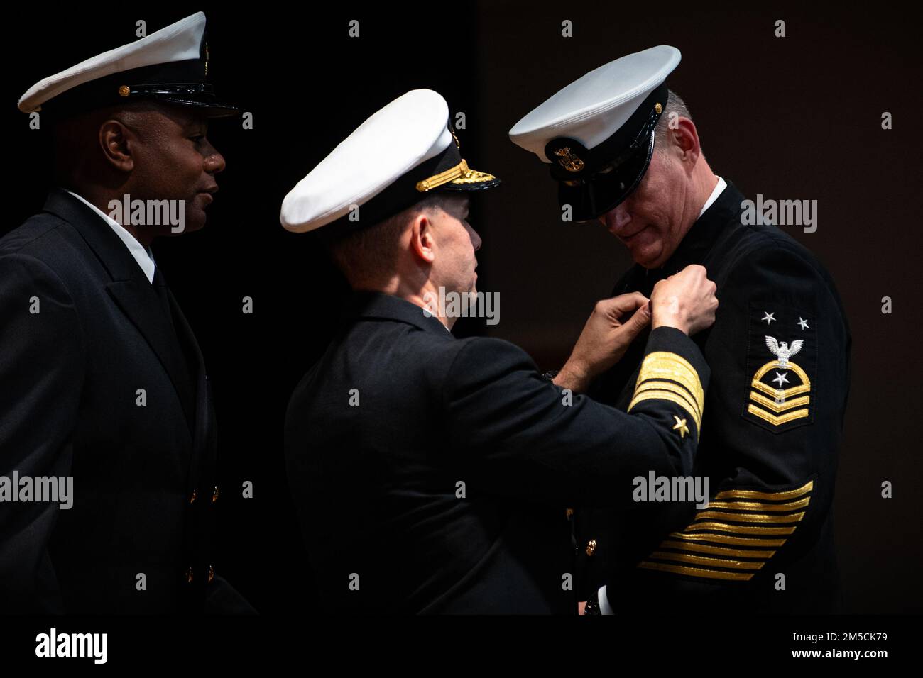 220302-N-KZ419-1159 MANAMA, Bahreïn (2 mars 2022) Vice-SMA Brad Cooper, commandant des États-Unis Le Commandement central des Forces navales, la flotte américaine 5th et les Forces maritimes combinées, au centre, décerne un prix à l'appel Spike, chef de commandement principal de la flotte américaine 5th, lors d'une cérémonie de retraite tenue à l'activité de soutien naval de Bahreïn, au 2 mars. Banque D'Images