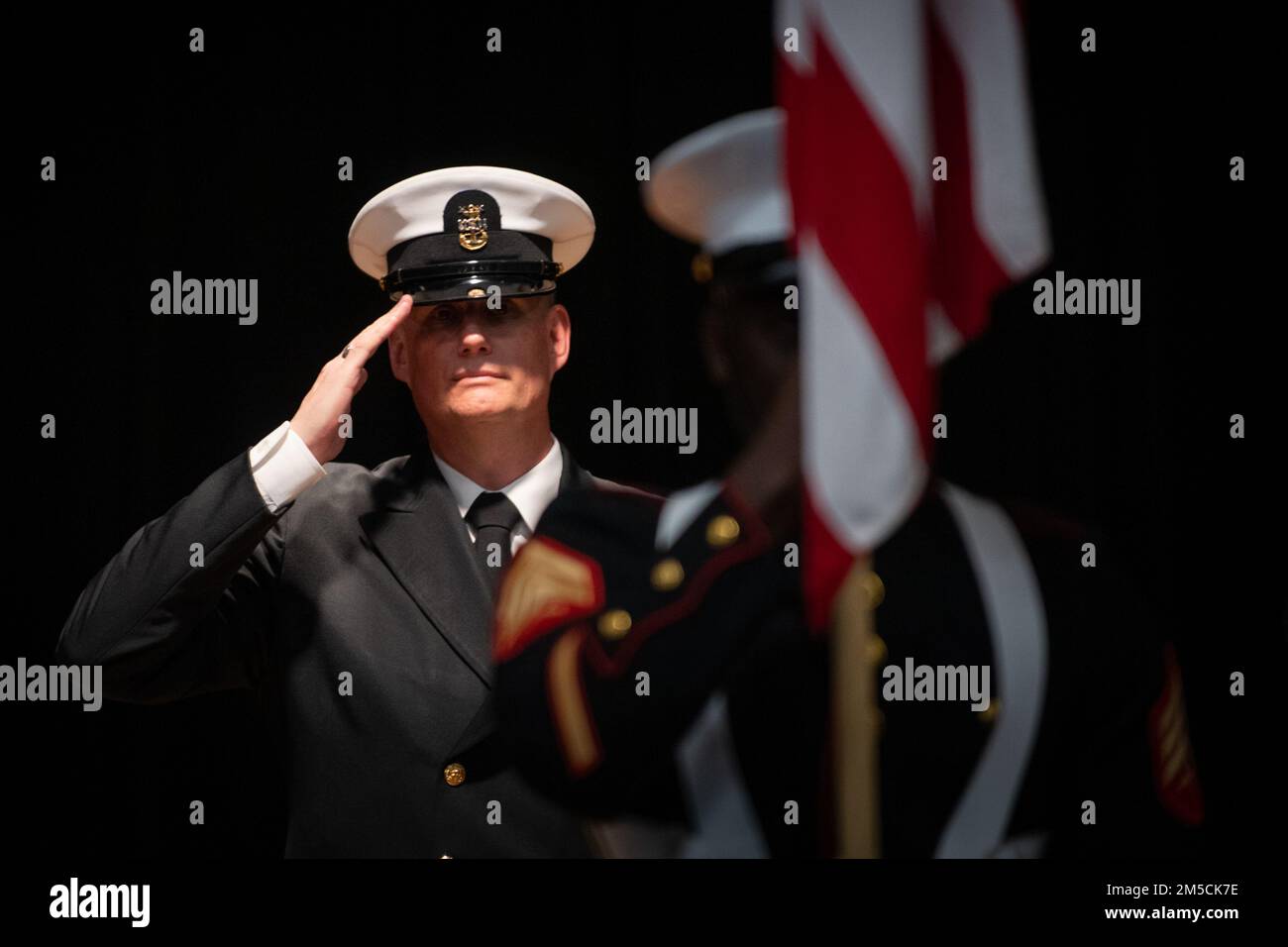 220302-N-KZ419-1026 MANAMA, Bahreïn (2 mars 2022) États-Unis 5th Chef de commandement de la flotte Spike Call salue le drapeau américain pendant la partie de l'hymne national lors d'une cérémonie de retraite tenue à l'activité de soutien naval Bahreïn, 2 mars. Banque D'Images