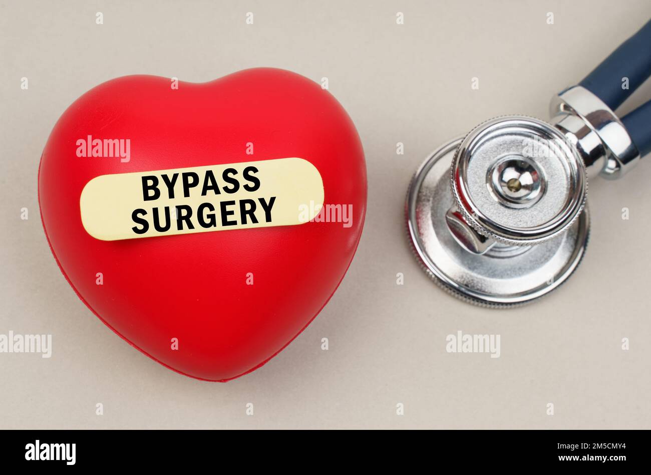 Concept de médecine. Près du stéthoscope se trouve un coeur sur lequel un autocollant est collé avec l'inscription - Bypass Surgery Banque D'Images