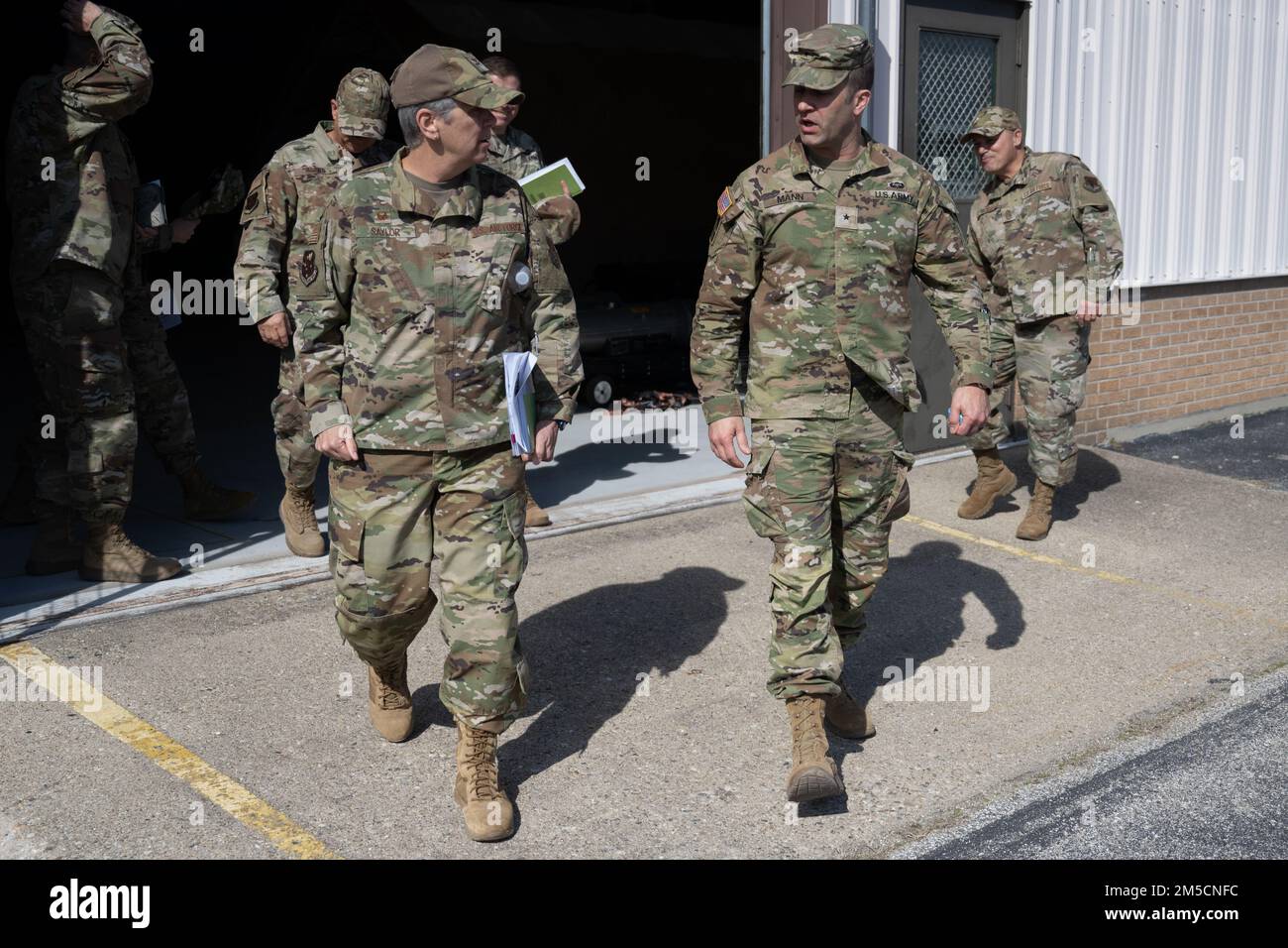 ÉTATS-UNIS Armée Brig. Le général Justin L. Mann, directeur du personnel conjoint, Garde nationale de l'Indiana, et États-Unis Le colonel de la Force aérienne, Tami A. Saylor, commandant de l'aile, 181st, aile du renseignement, se confond lors d'une visite de la base le 2 mars 2022. Au cours de la visite, Mann a rencontré les dirigeants de l'aile pour en savoir plus sur l'aile. Banque D'Images