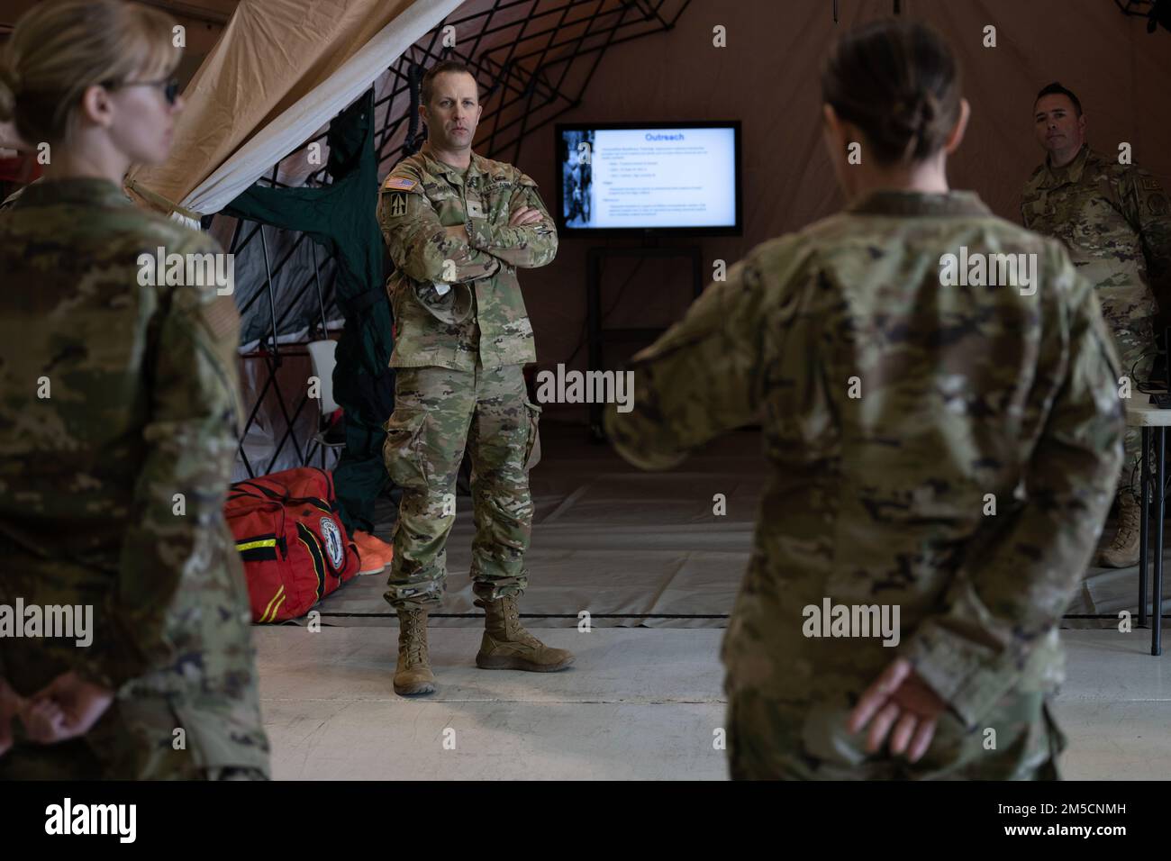 ÉTATS-UNIS Armée Brig. Le général Justin L. Mann, directeur du personnel conjoint de la Garde nationale de l'Indiana, écoute les États-Unis Le lieutenant-colonel de la Force aérienne, Jennifer McKay, 181st Medical Group, explique les capacités de l'OMD 181st lors d'une visite de la base le 2 mars 2022. Au cours de la visite, Mann a rencontré les dirigeants de l'aile pour en savoir plus sur l'aile. Banque D'Images
