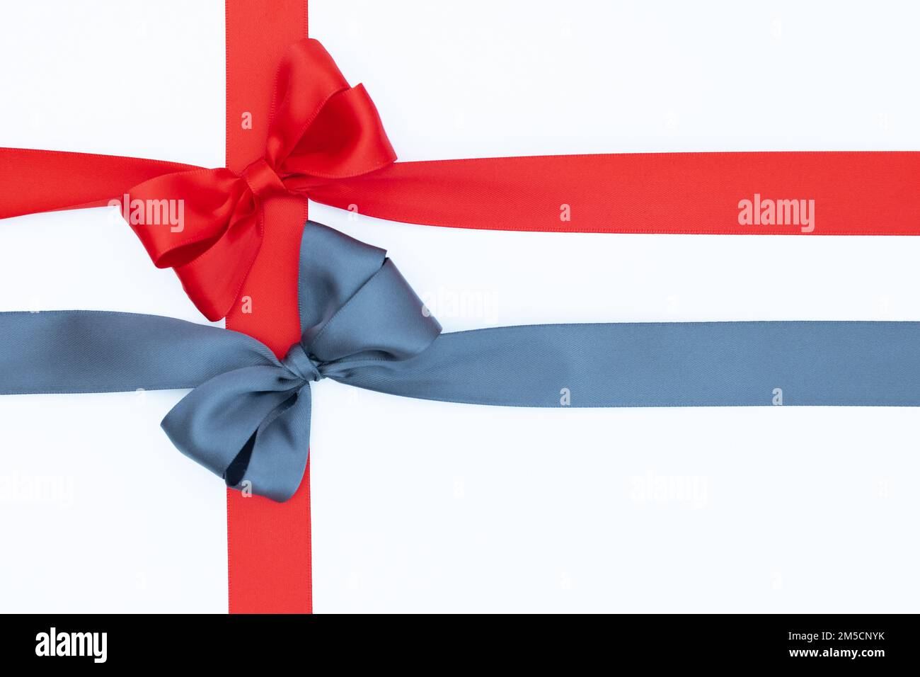 Noeuds en ruban satiné pour paquet cadeau en gris et rouge, isolés sur fond  blanc. Arrière-plan avec nœud de ruban sur fond blanc Photo Stock - Alamy
