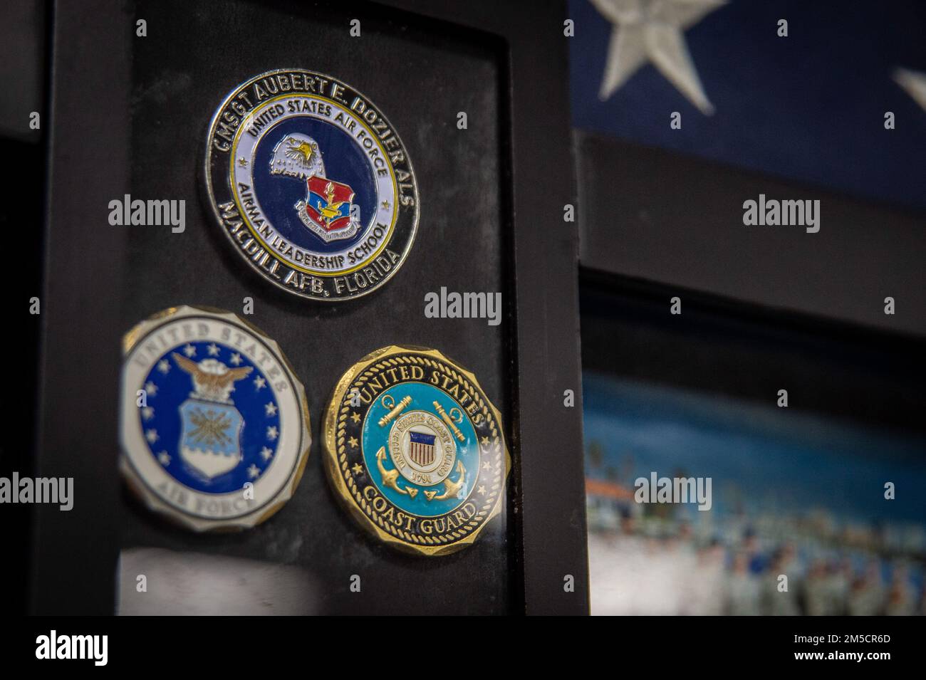 A ÉTATS-UNIS Le Sgt. Aubert E. Dozier Airman leadership School (ALS) présente une pièce de monnaie sur une plaque dans l'auditorium de la SLA à la base aérienne de MacDill, en Floride, au 2 mars 2022. La SLA de MacDill a été nommée en l’honneur de Dozier, qui était un conseiller principal inscrit et qui a été nommé deux fois au poste de sergent-chef de la Force aérienne. Dozier a servi de commandant pour l'école de 1983 à 1985. Banque D'Images