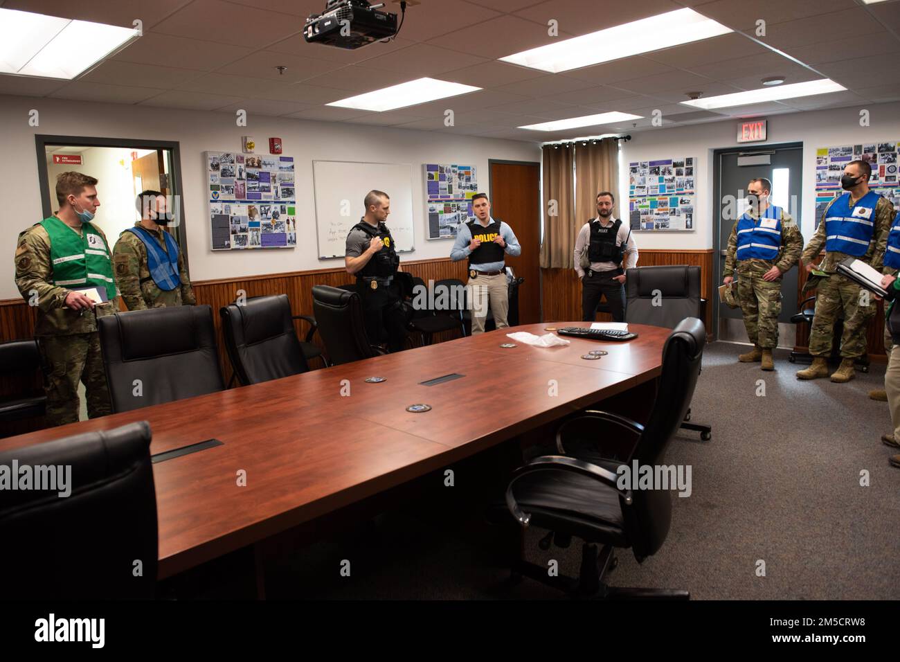 Les membres du Bureau des enquêtes spéciales parlent avec les inspecteurs de l'escadre de la façon dont ils inspecteraient une scène de crime à la base aérienne de Mountain Home, Idaho, 2 mars 2022. Les inspecteurs de l'escadre ont évalué les aviateurs sur la façon dont ils ont bien joué leur rôle dans un exercice de tir actif. Banque D'Images