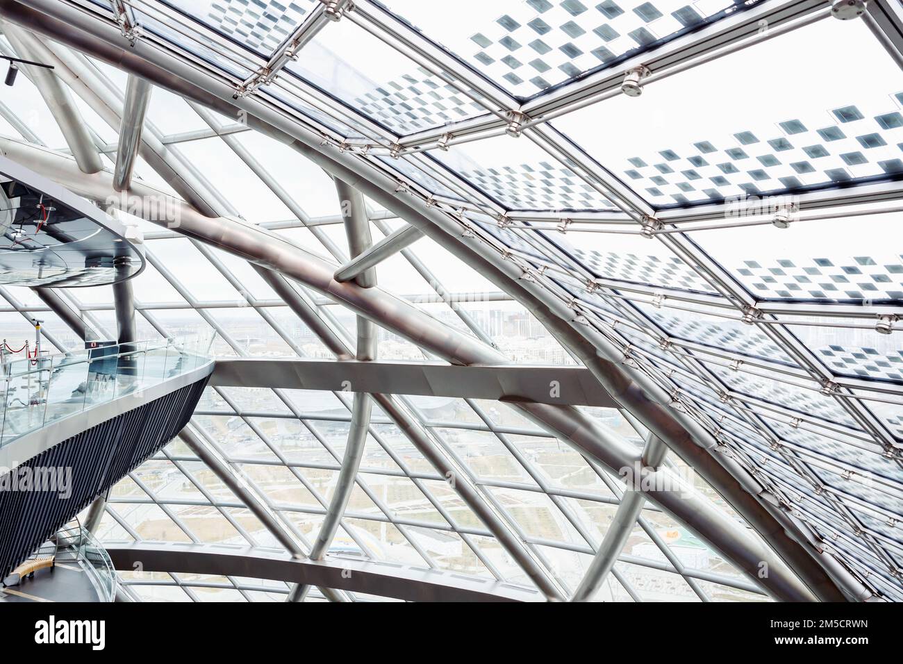 Astana, Kazakhstan - 10.22.2022 : coupole de verre de la sphère Nur-Alem dans le parc des expositions EXPO 2017. Toit en verre avec petits panneaux solaires et niveaux de Banque D'Images