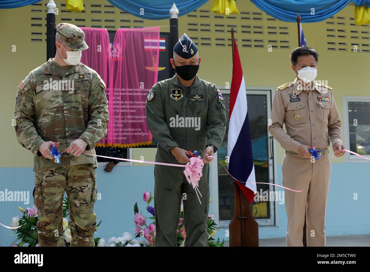 ÉTATS-UNIS Le colonel de l'armée Eric Dennis (à gauche), le capitaine du Groupe de la Royal Thai Air Force, Nattavat Duangsungnaen (au centre), Et le gouverneur adjoint de la province de Saraburi Akeporn Juisomrad (à droite) a coupé le ruban lors de la cérémonie de dédicace de l'école de Ban Nong Makha dans le cadre de l'or Cobra 2022 dans la province de Saraburi du Royaume de Thaïlande, 3 mars 2022. Le CG 22 est la version 41st de l'exercice international de formation qui soutient l'état de préparation et met l'accent sur la coordination de l'action civique, de l'aide humanitaire et des secours en cas de catastrophe. Du 22 février à 4 mars 2022, cet événement annuel se déroule à différents endroits Banque D'Images