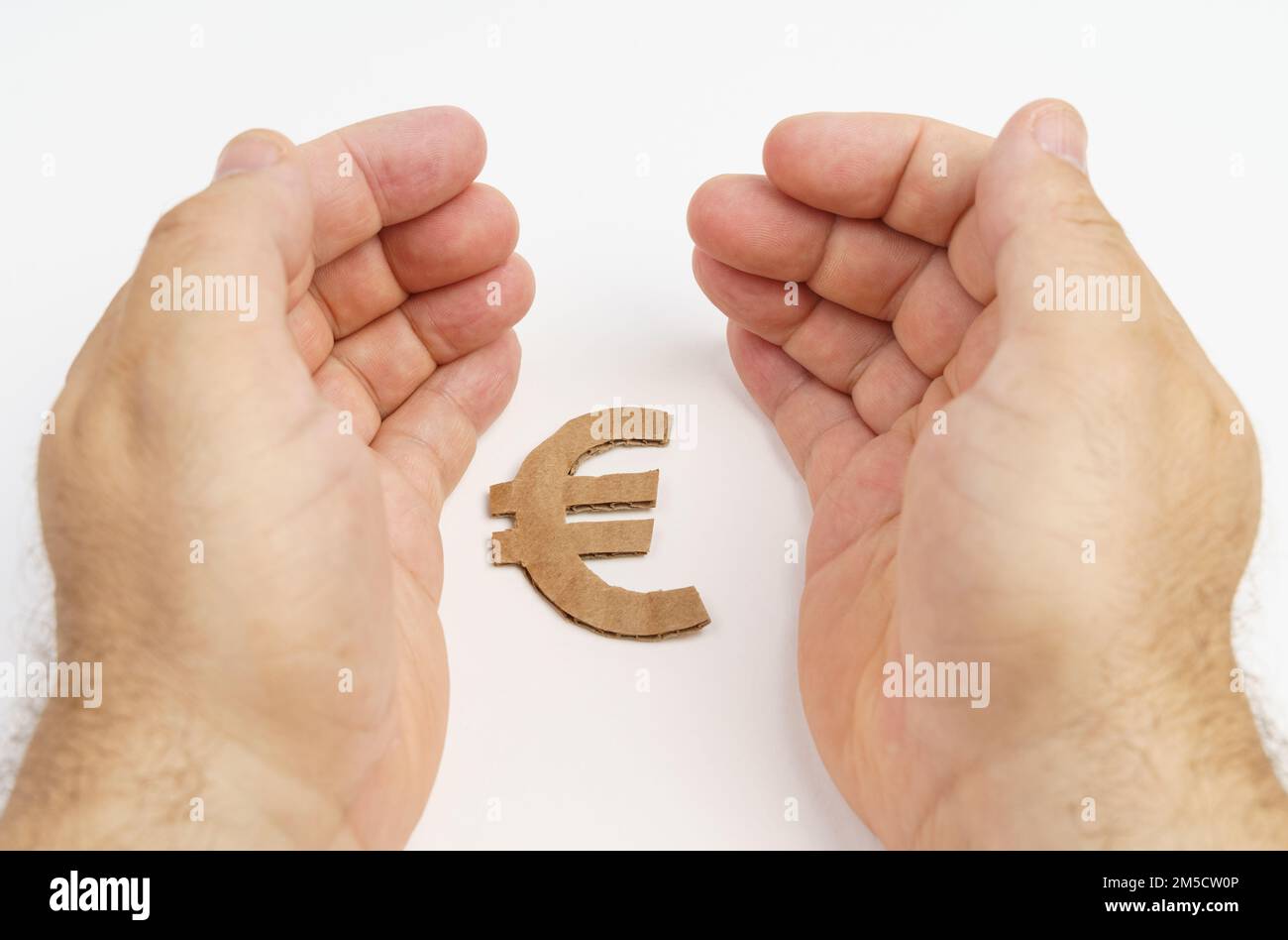 Sur fond blanc, le symbole de l'euro, les mains humaines le protègent. Maintenir l'euro Banque D'Images