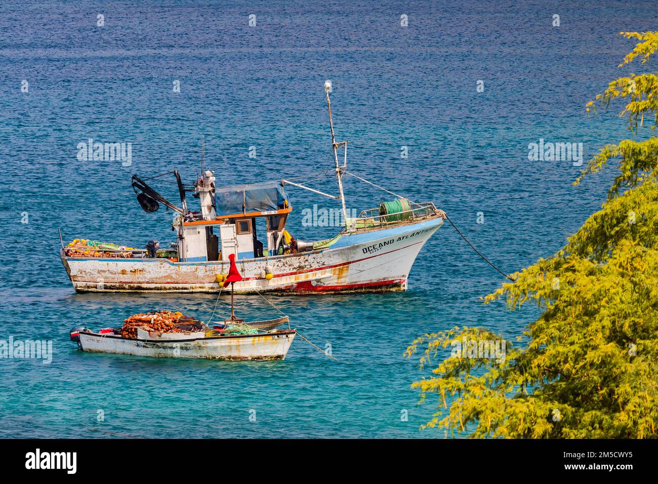 Deux bateaux de pêche au large de la côte de Tarrafal, au nord de l'île de Santiago, Cap-Vert, Macaronesia Banque D'Images