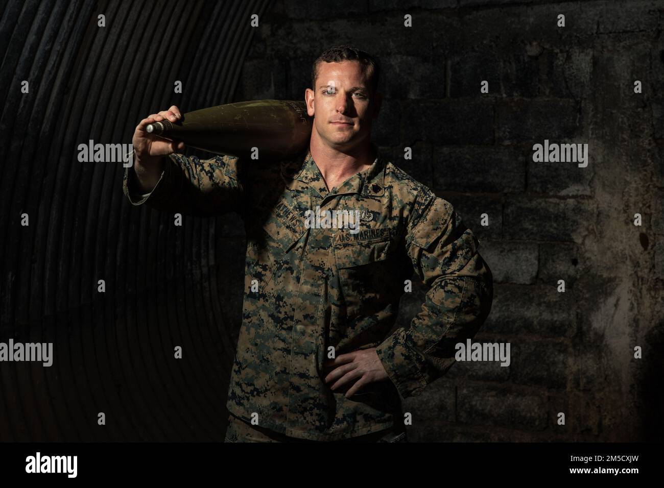 ÉTATS-UNIS Le Sgt Tyler Matthews, un technicien en élimination des munitions explosives, pose une photo au Maroc, au 2 mars 2022. Les Marines, les marins et les membres de la Garde nationale de l'Utah participent à l'action humanitaire contre les mines, EOD Morocco 2022 où les États-Unis Les techniciens de la DOE supervisent la validation de la DOE de niveau trois des soldats des Forces armées royales marocaines (FAR) afin de poursuivre les efforts visant à créer une capacité de DOE à l'intérieur DE LA FAR. Banque D'Images