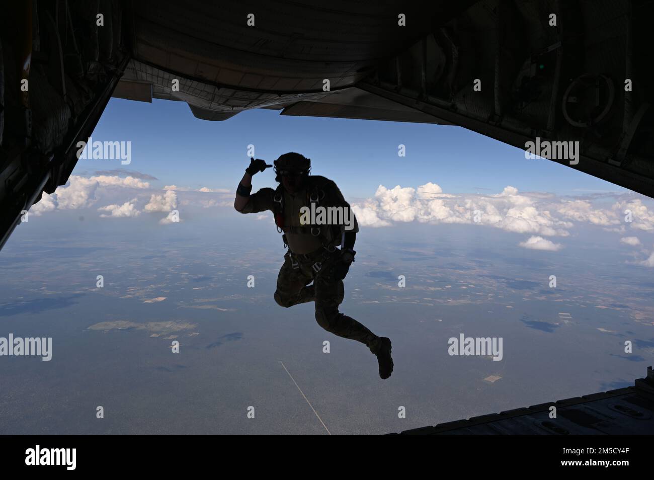 A ÉTATS-UNIS Le Béret vert de l'armée affecté au 3rd Groupe des forces spéciales (aéroporté) dirige une chute libre aérienne au-dessus de l'aérodrome de Thebephastwa, au Botswana, au 2 mars 2022. Les sauts militaires en chute libre sont effectués à des altitudes comprises entre 10 000 et 25 000 pieds. 3rd SFG travaille avec les forces partenaires pour aider à maintenir les qualifications de saut et enseigner les techniques d'insertion. Banque D'Images