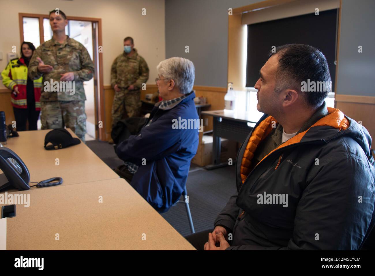 Le lieutenant-colonel Eric Marcellus, commandant de la Force opérationnelle interarmées-Nome, présente Larry Pederson (front), Bering Straits Native Cooperation, vice-président des opérations de Nome, et Glenn Steckman, directeur municipal, à Nome, en Alaska, Mars 2. L’exercice Arctic Eagle-Patriot 2022 accroît la capacité de la Garde nationale à opérer dans des environnements austères et extrêmes par temps froid en Alaska et dans la région arctique. AEP22 accroître la capacité des partenaires interagences militaires et civils d'intervenir dans diverses missions d'urgence et de sécurité intérieure en Alaska et dans l'Arctique. Banque D'Images