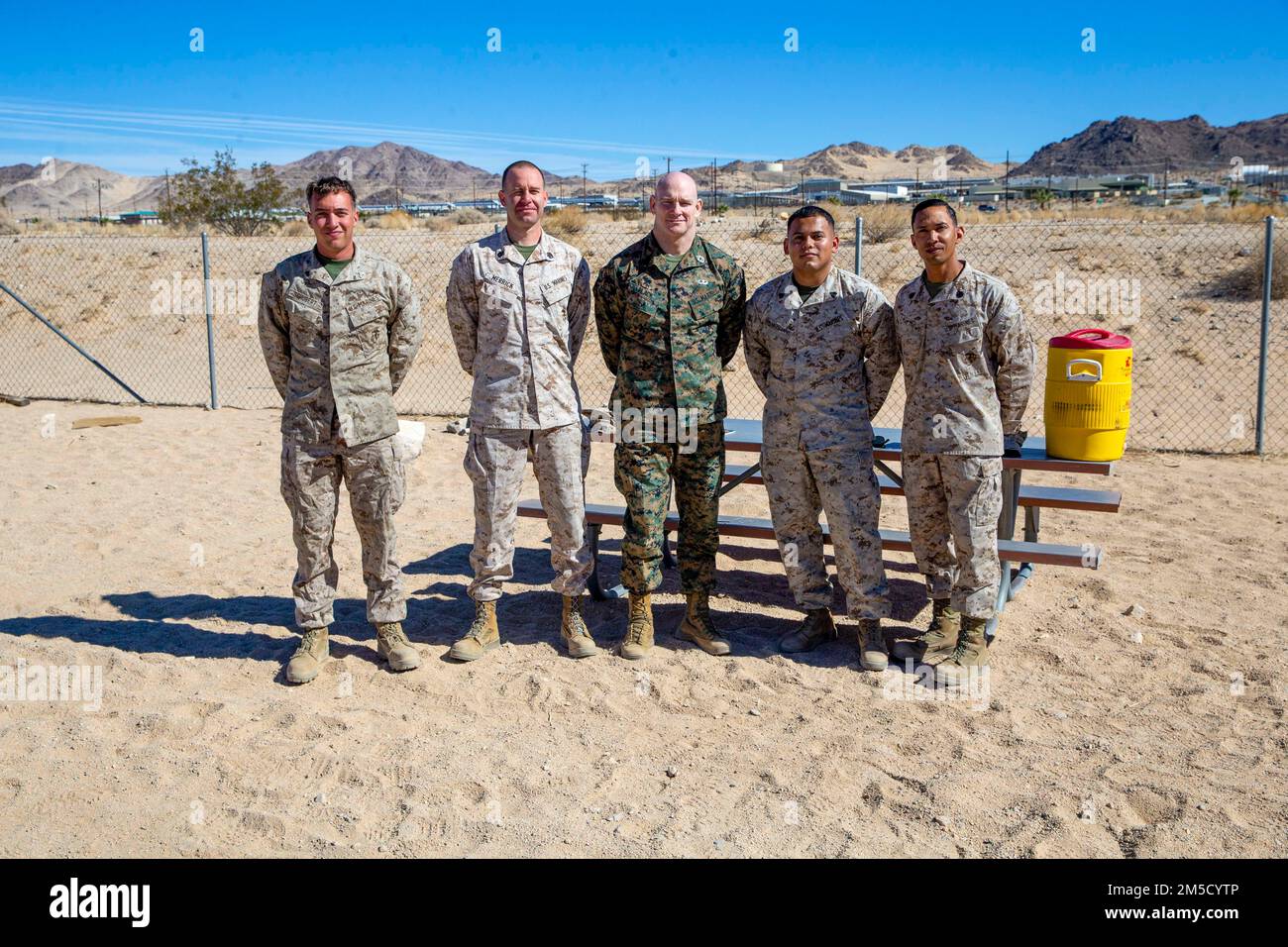 ÉTATS-UNIS Le sergent-major Troy E. Black, 19th sergent-major du corps des Marines, pose une photo avec les Marines de transport automobile à la fin du cours de délivrance de permis Polaris Razor au Centre de combat aérien du corps des Marines, Twentynine Palms, Californie, 2 mars 2022. Le sergent-major du corps des Marines a assisté au cours afin de maximiser la liberté de mouvement dans les zones d'entraînement entourant la station. Le cours est conçu pour présenter le véhicule tout-terrain à Marines et les familiariser avec ses capacités et ses considérations de sécurité. Banque D'Images