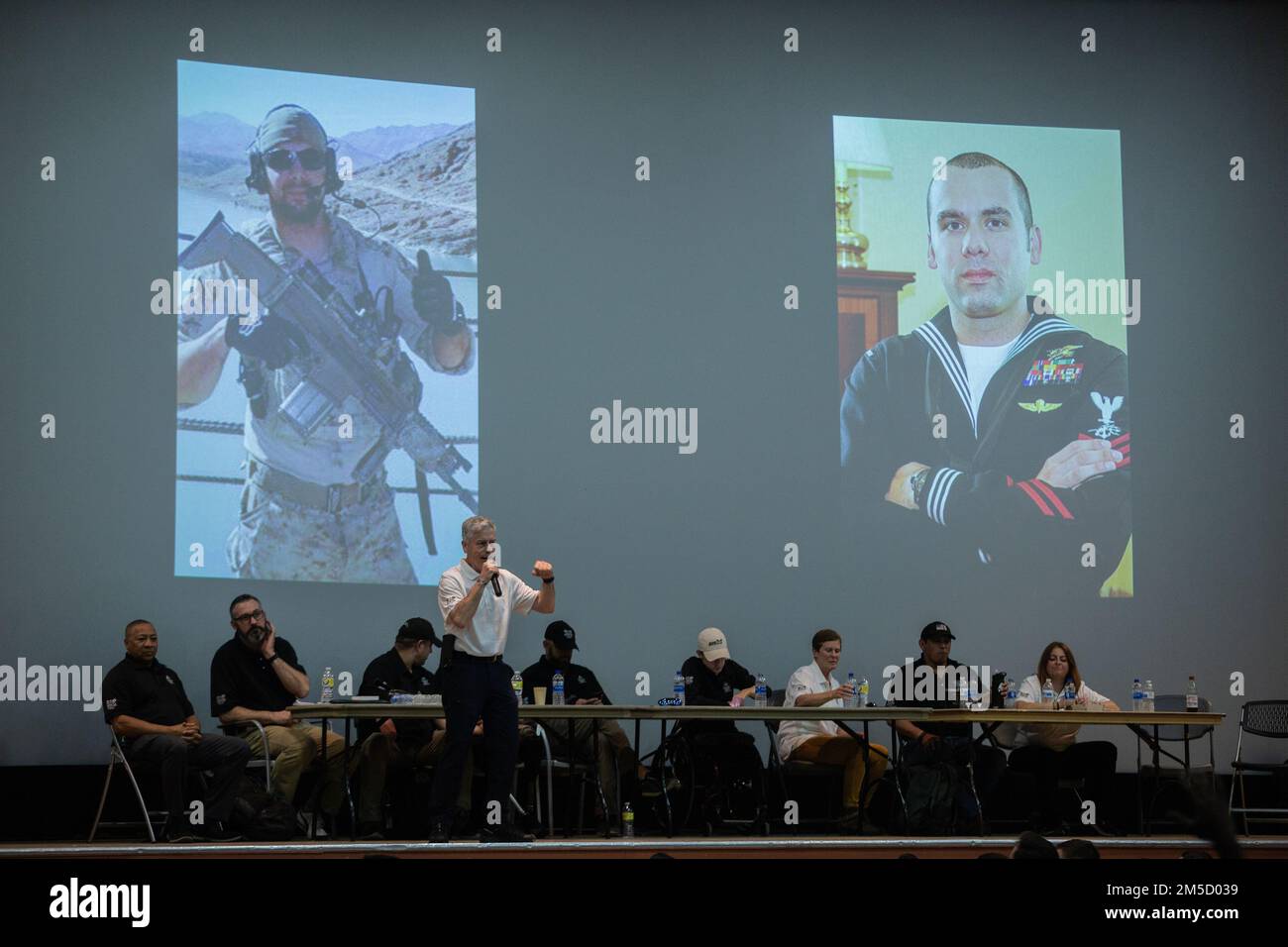 Des conférenciers de la Feherty’s Wines First Foundation, opération Warrior Call, s’adresseront aux Marines of 7th Marine Regiment au théâtre de base du Marine corps Air Ground combat Centre, Twentynine Palms, Californie, 2 mars 2022. Warrior Call offre un forum pour les hauts dirigeants et les conférenciers invités pour aborder la rétention, l'atténuation du stress, les activités et la conduite interdites, la toxicomanie et la prévention du suicide dans un effort d'avoir une force équilibrée et résiliente. Banque D'Images