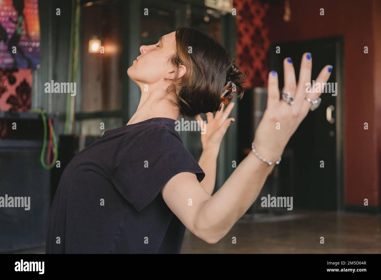 Photo latérale d'une nouvelle enseignante de yoga femme faisant une posture de coude avec les bras ouverts pendant son entraînement de yoga de flux de vinyasa Banque D'Images