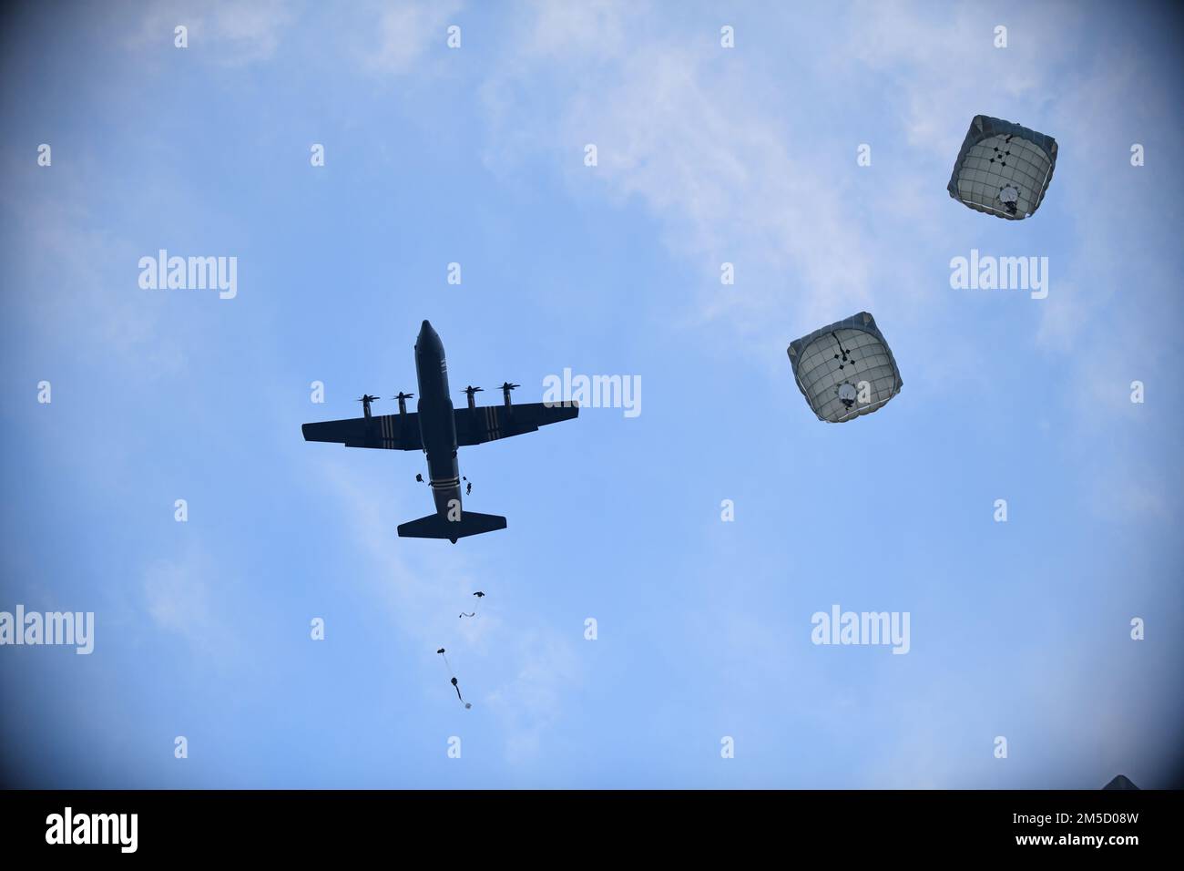 ÉTATS-UNIS Les parachutistes de l'armée affectés au 54th Brigade Engineer Battalion (Airborne), 173rd Brigade aéroportée, effectuent une opération aérienne dans la zone d'entraînement de Grafenwoehr, Allemagne, 2 mars 2022. La Brigade aéroportée de 173rd est la U.S. Force d'intervention d'urgence de l'armée en Europe, capable de projeter des forces prêtes n'importe où aux États-Unis Domaines de responsabilité des commandements européens, africains ou centraux. Banque D'Images