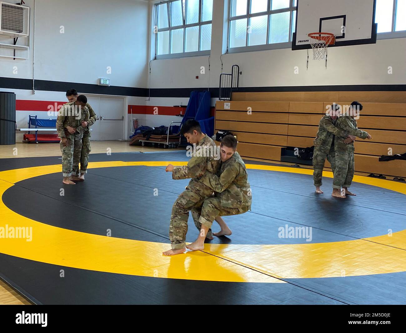 De gauche à droite, le Sgt Joshua Rodriguez, le Sgt. Dameyne Toney, le Sgt. Angel Singh-de Leon, le Cpl. Giovanni Cherico, le Sgt. James Stanphill et le Sgt. Geraldo Rullan pratiquent les éliminations lors du cours de combinateurs tactiques organisé par les États-Unis Brigade de l'OTAN à Sembach Kaserne, Allemagne. Banque D'Images