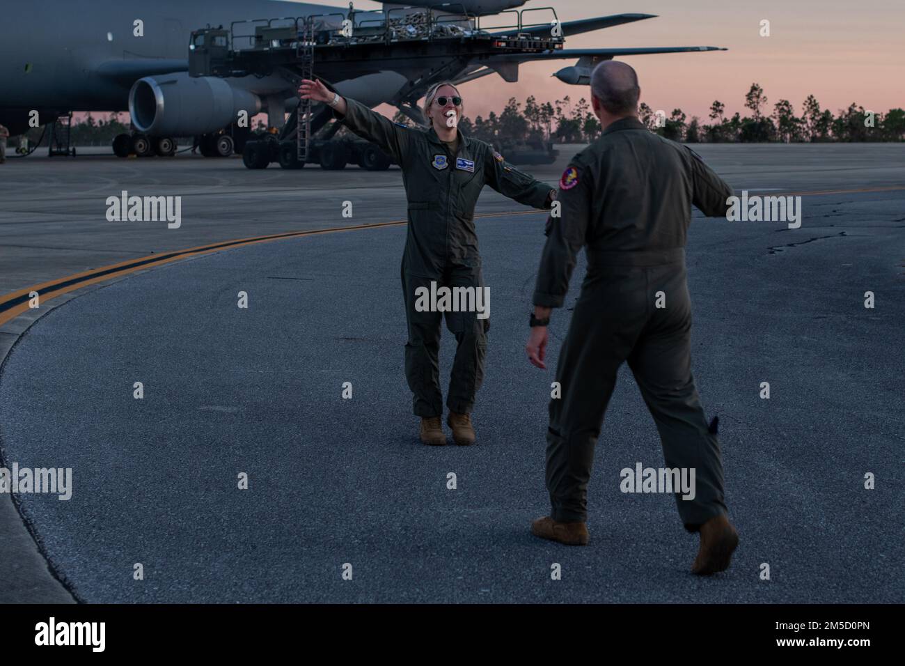 ÉTATS-UNIS Le lieutenant Macy Miller de la Force aérienne 1st, le pilote KC-10 de l’escadron de ravitaillement aérien 6th, et le capitaine Jack “Shotgun” Miller, pilote instructeur F-35A de l’escadron de chasseurs 62nd, se saluent à la base aérienne de Tyndall, en Floride, au 2 mars 2022. Jack et Macy, affectés à Luke AFB, Arizona, et Travis AFB, Californie, respectivement, Ils ont terminé des missions temporaires à Tyndall, marquant la première réunion des frères et sœurs à un endroit éloigné de l'un ou l'autre de leurs postes d'attache tout en soutenant activement une mission. Banque D'Images