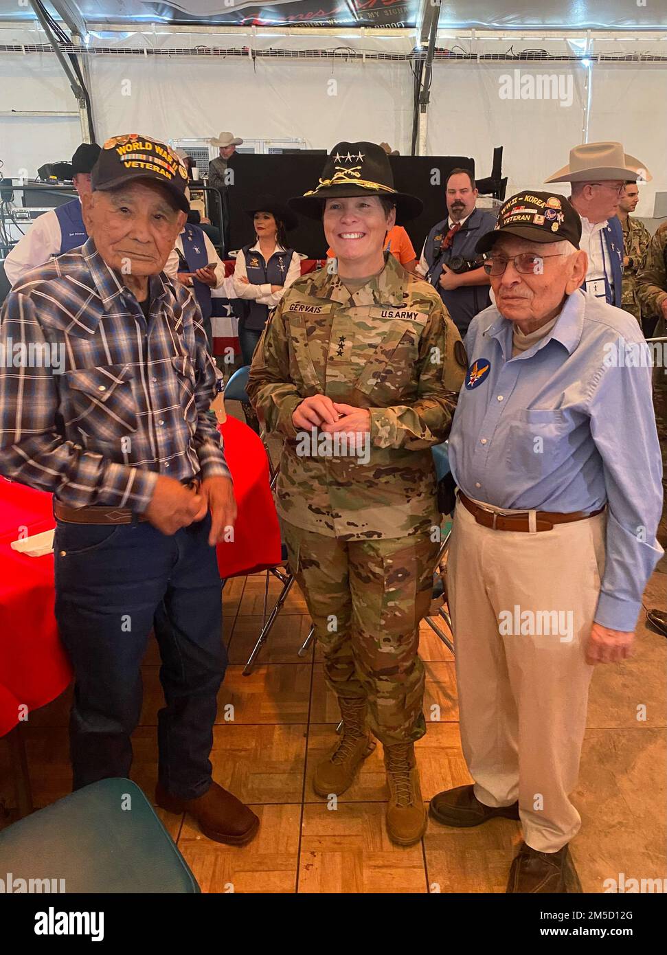 Le Lieutenant général Maria Gervis, commandant adjoint du TRADOC rencontre les anciens combattants pour la Journée d'appréciation des forces armées au rodéo de Houston 2022. Banque D'Images