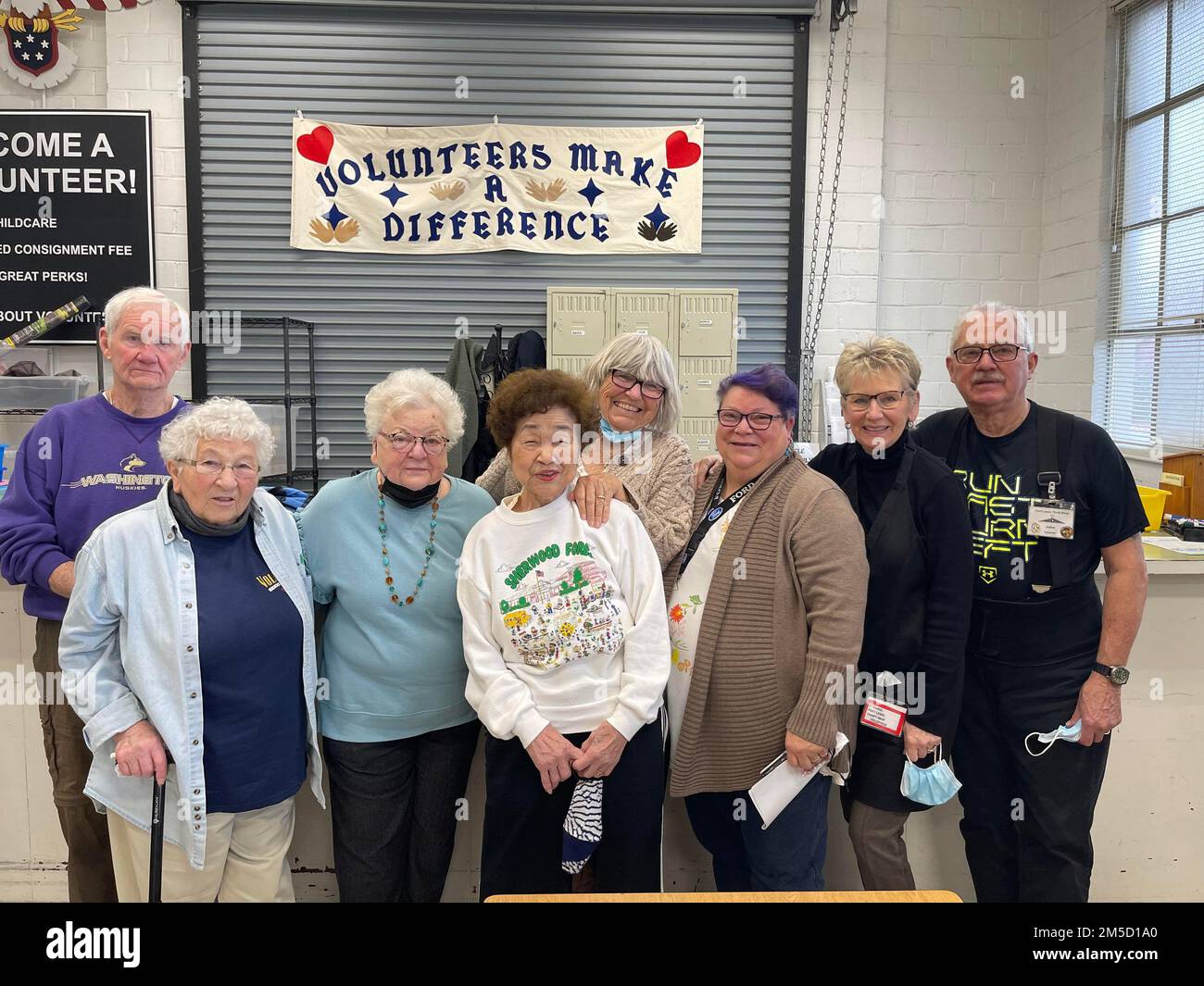 Les bénévoles de la boutique du fort Lewis Thrift s'arrêtent pour prendre une photo avant de se rendre dans les zones qui leur sont attribuées pour la journée 2 mars. Banque D'Images