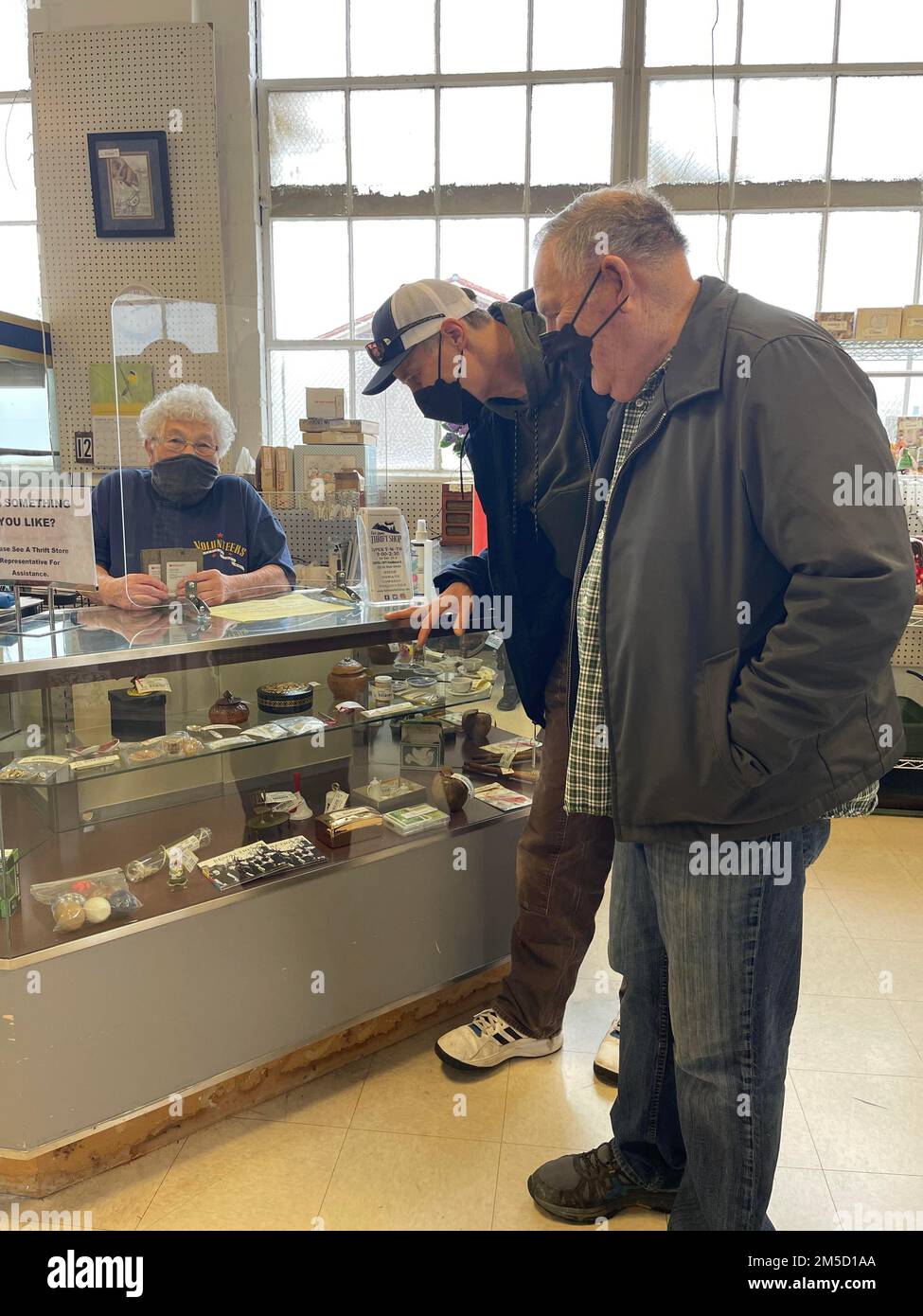 Anna Swab, à gauche, volontaire de la boutique de fort Lewis Thrift, aider les clients à acheter des antiquités 2 mars. Banque D'Images