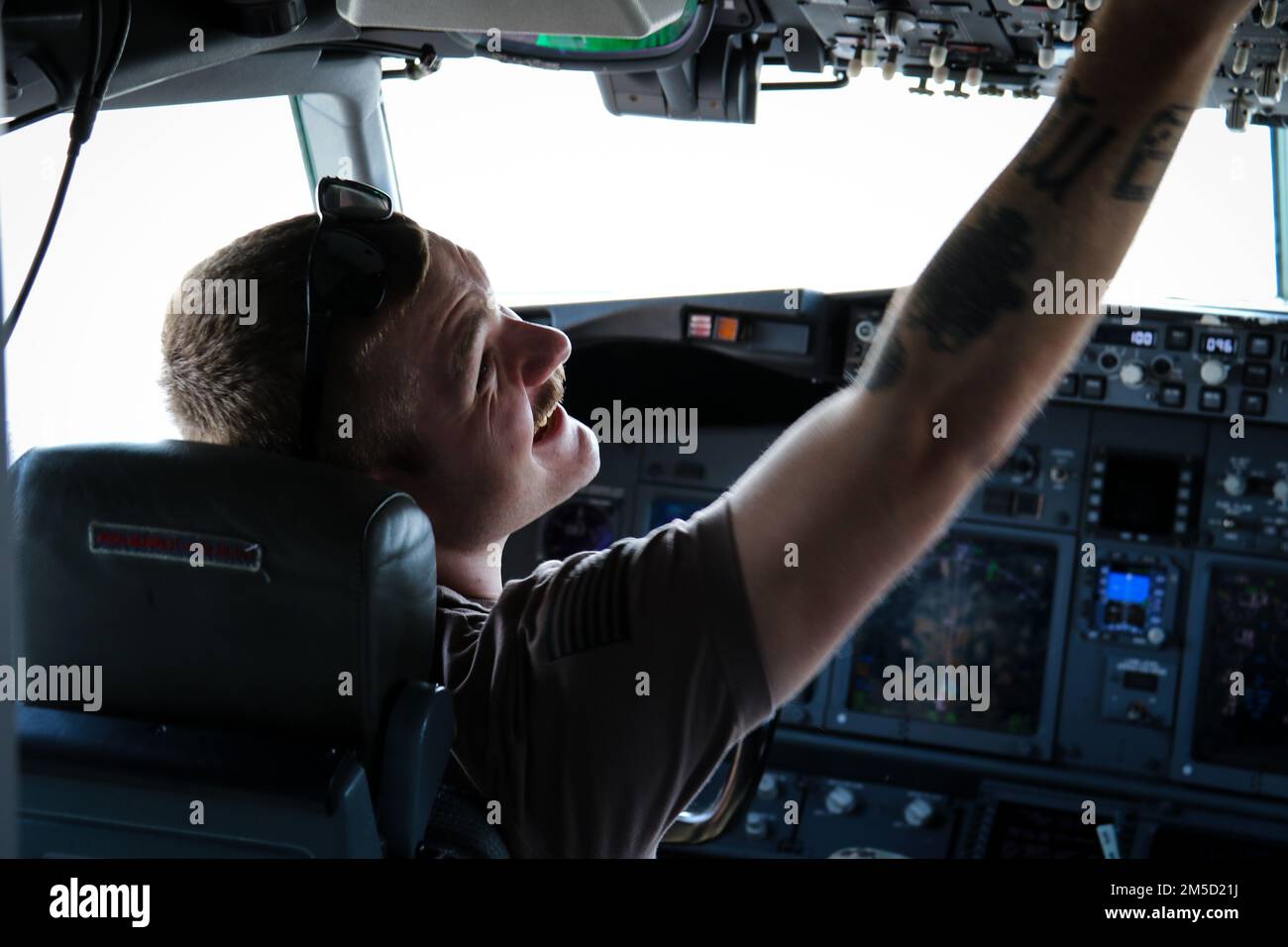 INS DEGA, Inde (3 mars 2022) – mécanicien de structure aéronautique 2nd classe Austin Knapp, affecté à l’Escadron de patrouille (VP) 47, effectue des contrôles en amont sur un P-8A Poséidon avant un vol pour l’exercice naval multilatéral « MILAN 2022 » à INS Dega, Inde, 3 mars 2022. Le VP-47 est actuellement déployé à la NAF Misawa, au Japon, dans le cadre d'opérations de patrouille maritime et de reconnaissance et de proximité de théâtre au sein de la zone d'opérations de la flotte américaine 7th (C7F) à l'appui du commandant de la Force opérationnelle 72, C7F et des États-Unis Objectifs du Commandement Indo-Pacifique dans toute la région. Banque D'Images