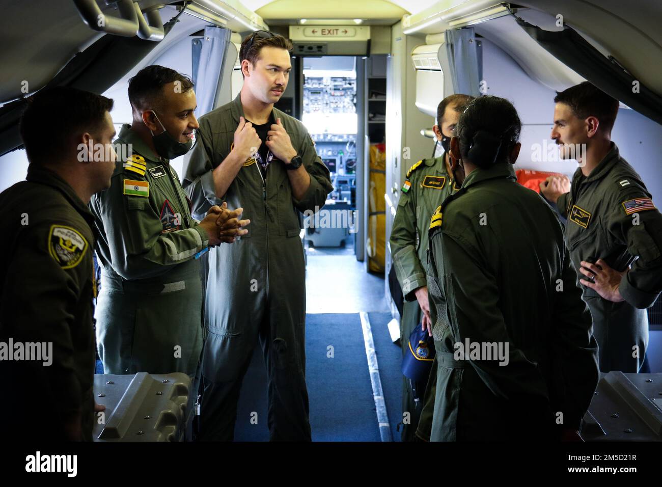 INS DEGA, Inde (3 mars 2022) – membres de l’escadron des espadons d’or (VP) 47 visite des membres de l’escadron aérien naval indien (INAS) 312 avant un vol pour l’exercice naval multilatéral « MILAN 2022 » à INS Dega, Inde, 3 mars 2022. Le VP-47 est actuellement déployé à la NAF Misawa, au Japon, dans le cadre d'opérations de patrouille maritime et de reconnaissance et de proximité de théâtre au sein de la zone d'opérations de la flotte américaine 7th (C7F) à l'appui du commandant de la Force opérationnelle 72, C7F et des États-Unis Objectifs du Commandement Indo-Pacifique dans toute la région. Banque D'Images