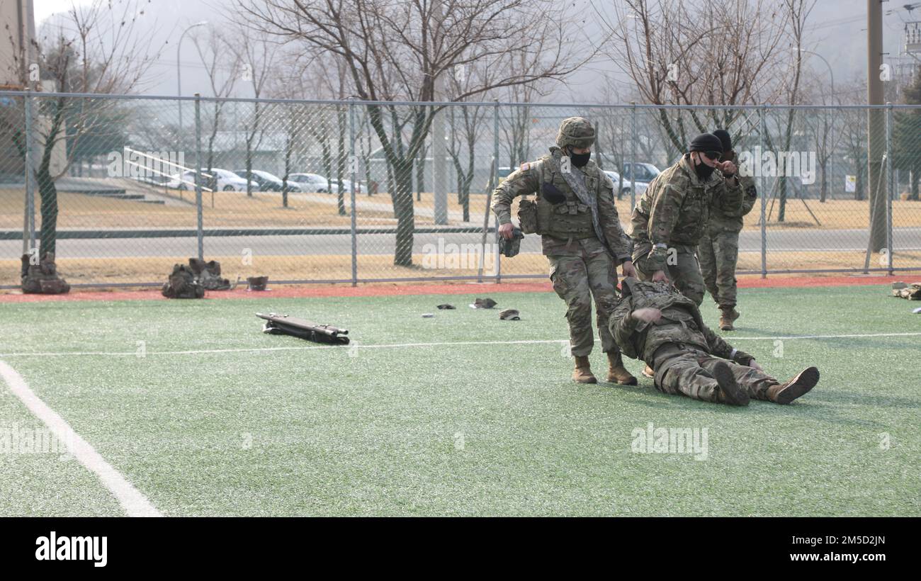 Des soldats de la Brigade d'artillerie de campagne 210th, 1-38th le Régiment d'artillerie de campagne mènent une formation de sauveteurs de combat au Camp Casey, Corée du Sud, 4 mars 2022. Une partie importante de CLS est la prudence en cas d'incendie. Banque D'Images