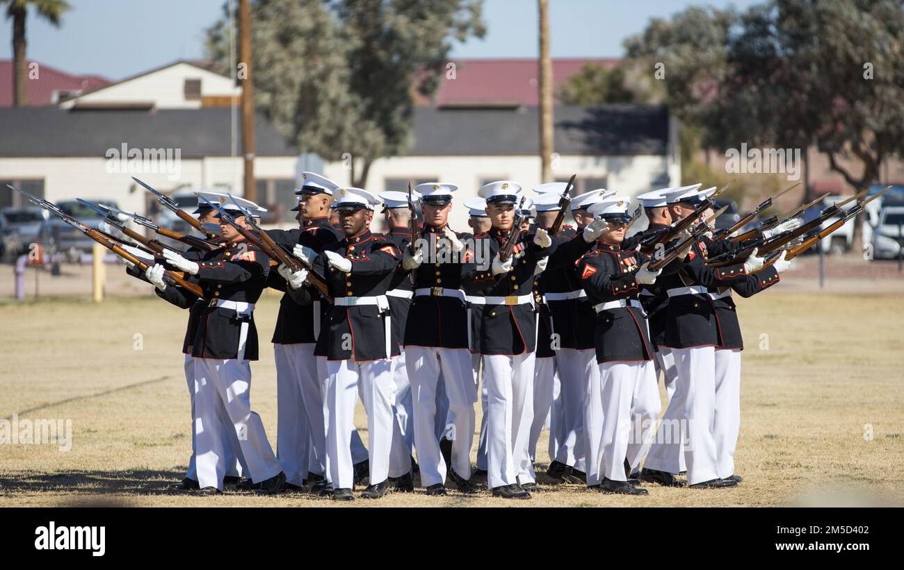 ÉTATS-UNIS Les Marines, avec le peloton Silent Drill, exécutent leur séquence de « bombe d'éclatement » lors d'une répétition finale à la station aérienne du corps des Marines Yuma, Arizona, 3 mars 2022. Chaque année, le Détachement de la couleur de la bataille visite Yuma pour son temps idéal durant cette saison pour commencer l'entraînement pour leurs prochains spectacles. Au cours du dernier mois, les Marines ont été formés pour perfectionner leur exercice et continuer la tradition de l'excellence cérémonielle. Banque D'Images
