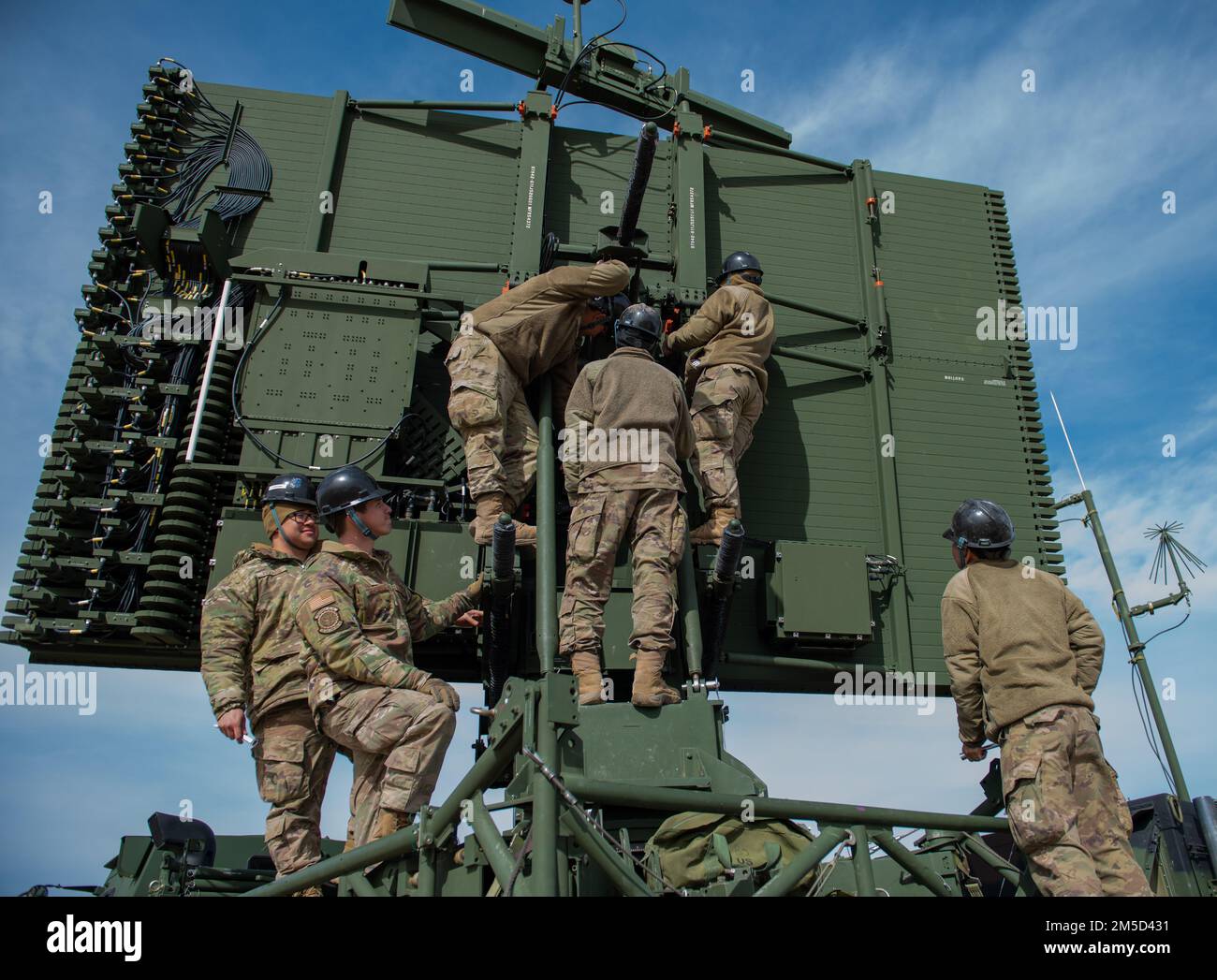 ÉTATS-UNIS Les aviateurs de la Force aérienne du 729th e Escadron de contrôle aérien effectuent la maintenance du radar TPS-75 de la base aérienne de Mountain Home, Idaho, 3 mars 2022. Le radar TPS-75 cible les avions dans un rayon de mille spécifique. Le radar est connecté à un IAE, identifier ami ennemi, qui peut distinguer entre amical et ennemi avions. Banque D'Images