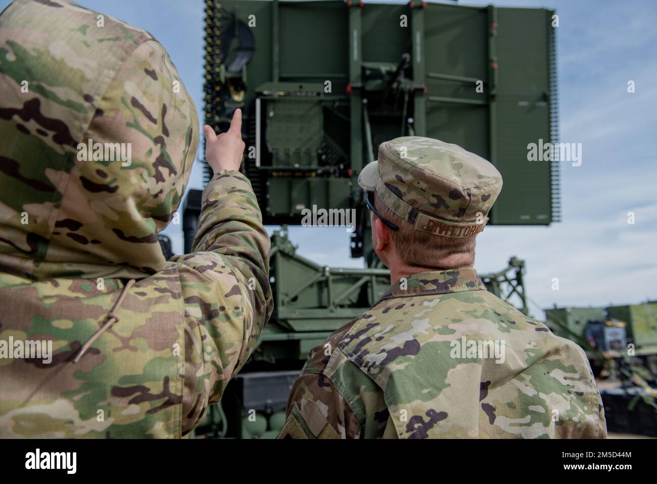 ÉTATS-UNIS Adrain Pickard, officier supérieur de la Force aérienne, 729th escadron de contrôle aérien, présente le colonel Ernesto DiVittorio, commandant de la 366th escadre de chasse, le radar TPS-75 de la base aérienne de Mountain Home, Idaho, 3 mars 2022. Le radar TPS-75 est conçu pour localiser les avions dans un rayon de mille spécifique. Banque D'Images