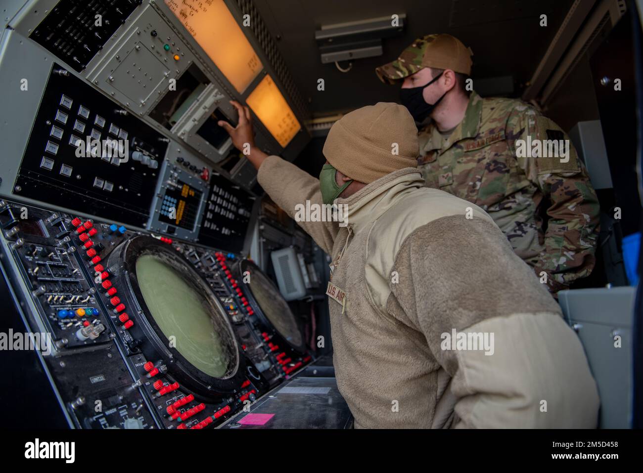 ÉTATS-UNIS Le sergent d’état-major de la Force aérienne, Euris Manuel, et le chef d’état-major de la Force aérienne, Jared Combs, 729th Escadron de contrôle aérien, surveillent les aéronefs dans le camion radar de la base aérienne Mountain Home, Idaho, 3 mars 2022. Le fourgon radar est connecté au radar TPS-75 pour cibler les avions dans un rayon de mille spécifique. Banque D'Images