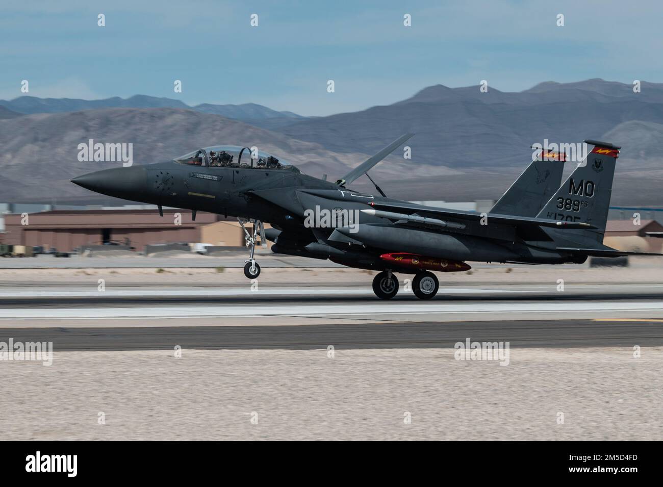 Un aigle de grève F-15E, affecté à l'escadron de combat 389th de la base aérienne de Mountain Home, Idaho, arrive pour le drapeau rouge Nellis 22-2 à la base aérienne de Nellis, Nevada, 3 mars 2022. Red Flag-Nellis 22-2 offre une formation de combat réaliste qui sauve des vies tout en augmentant l'efficacité du combat. Banque D'Images