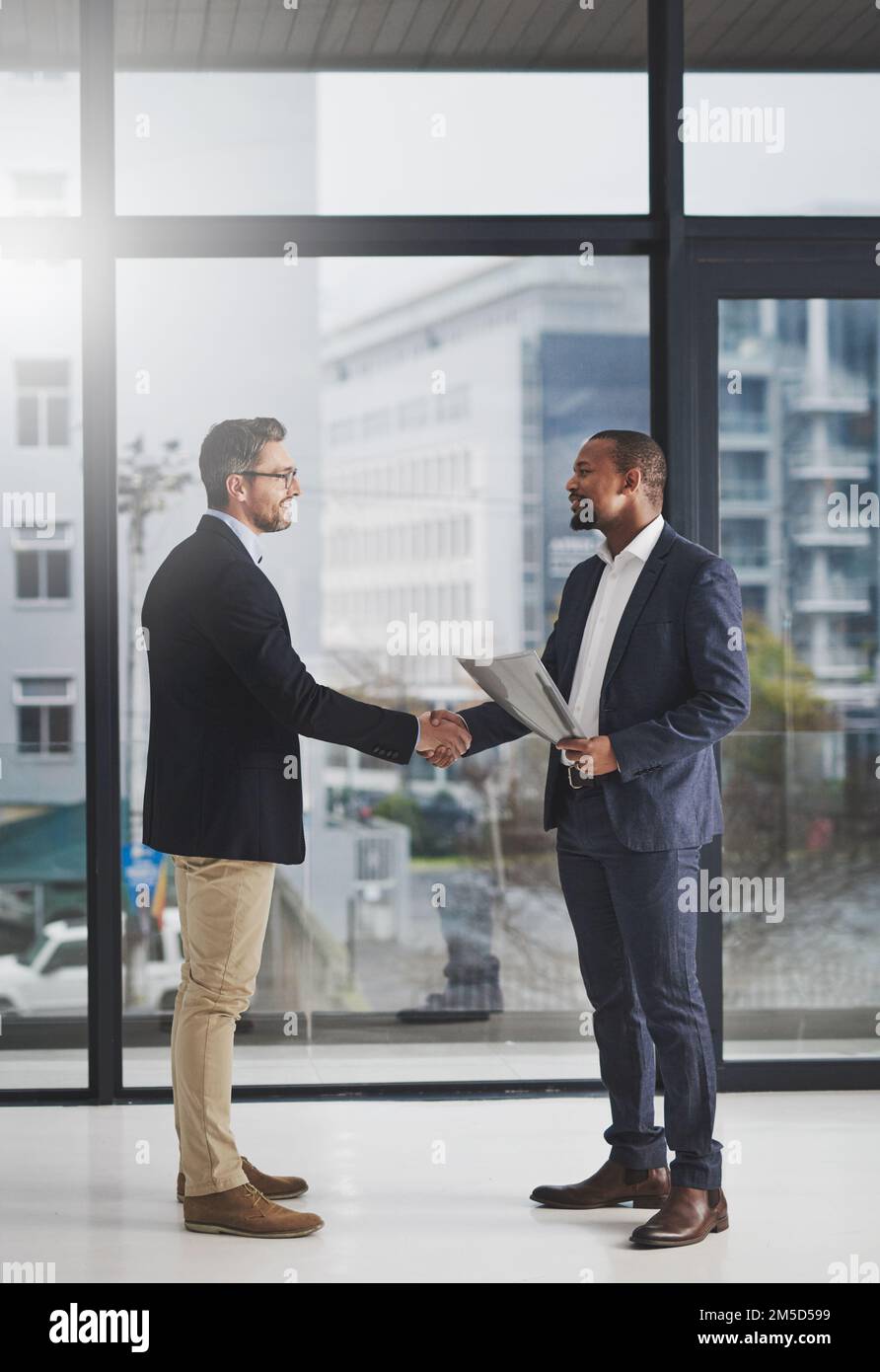 Le respect mutuel est un long chemin dans les affaires. deux hommes d'affaires qui se secouent la main au travail. Banque D'Images