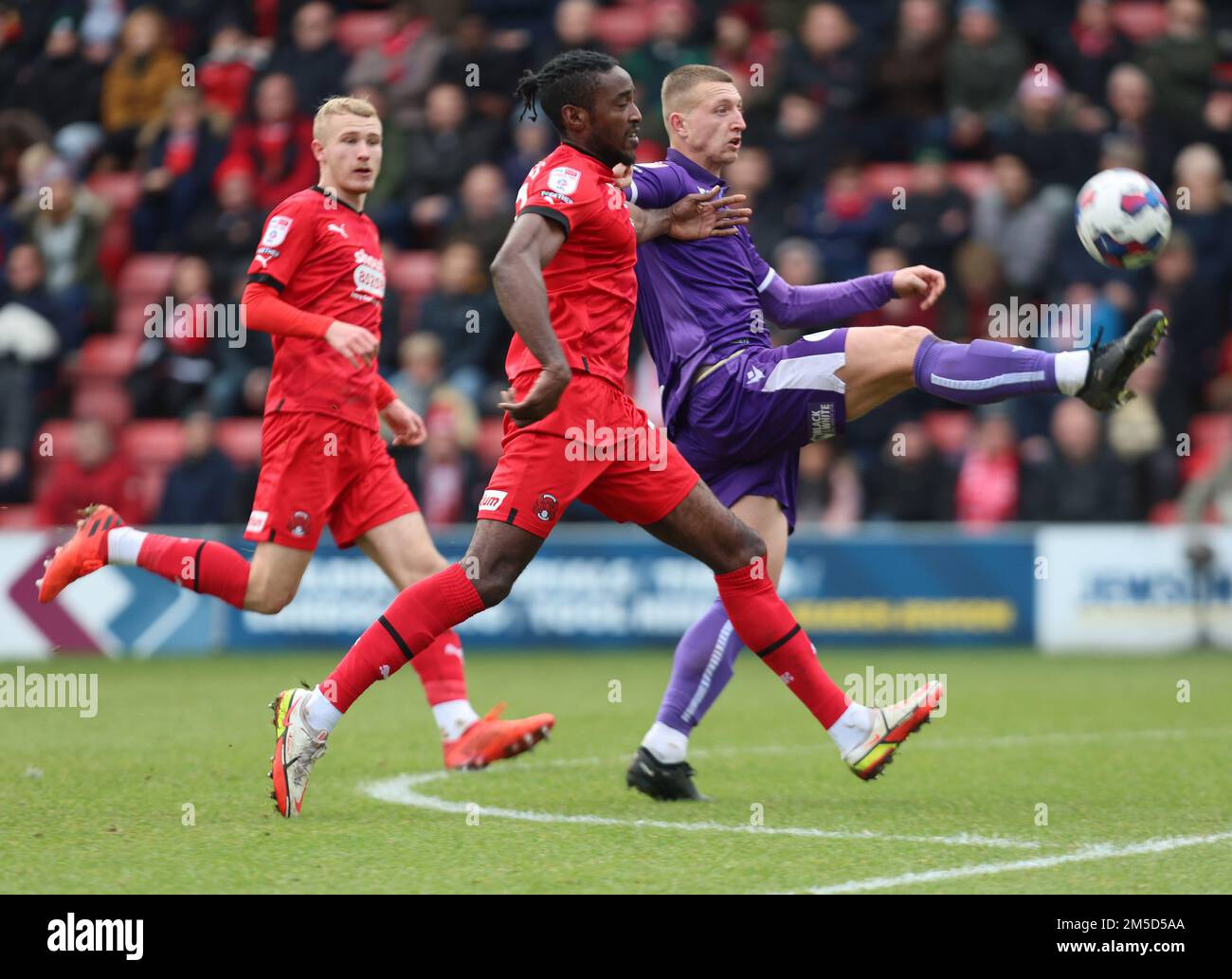 L-R Omar Beckles de Leyton Orient et Luke Norris de Stevenage lors du match de football de la Ligue 2 entre Leyton Orient contre Stevenage à Brisbane Road Banque D'Images