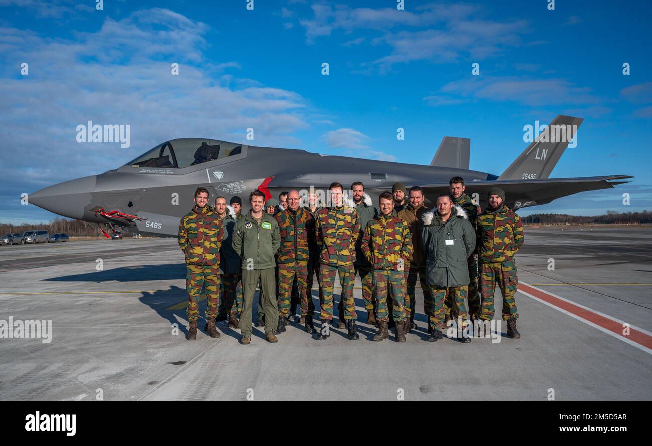 Des membres de l'armée de l'air belge ont visité un territoire américain Avion F-35 Lightning II de la Force aérienne avec un pilote affecté à l'aile Fighter 48th de la Royal Air Force Lakenheath à la base aérienne d'Ämari, Estonie (3 mars 2022). Des membres du 48th FW et des trois F-35s forward ont été déployés à Ämari AB pour soutenir la mission de défense collective et de police aérienne renforcée de l’OTAN. Les opérations menées avec les forces, les alliés et les partenaires des États-Unis démontrent l’engagement des États-Unis envers des relations solides nécessaires à la paix et à la stabilité. Banque D'Images