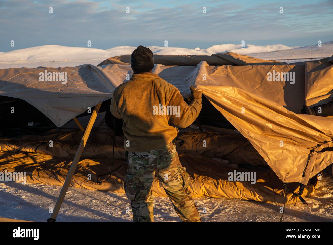 Aviateurs des États-Unis L'escadron de préparation médicale des opérations 366th de la Force aérienne, basé à la base aérienne de Mountain Home, Idaho, construit une installation médicale mobile pendant l'exercice Arctic Eagle-Patriot 22 à Nome, Alaska, 2 mars 2022. L’exercice conjoint Arctic Eagle-Patriot 22 augmente la capacité de la Garde nationale à opérer dans des environnements austères, par temps froid extrême, en Alaska et dans la région arctique. AEP22 accroître la capacité des partenaires interagences militaires et civils d'intervenir dans diverses missions d'urgence et de sécurité intérieure en Alaska et dans l'Arctique. ÉTATS-UNIS Photo de l'armée par St Banque D'Images