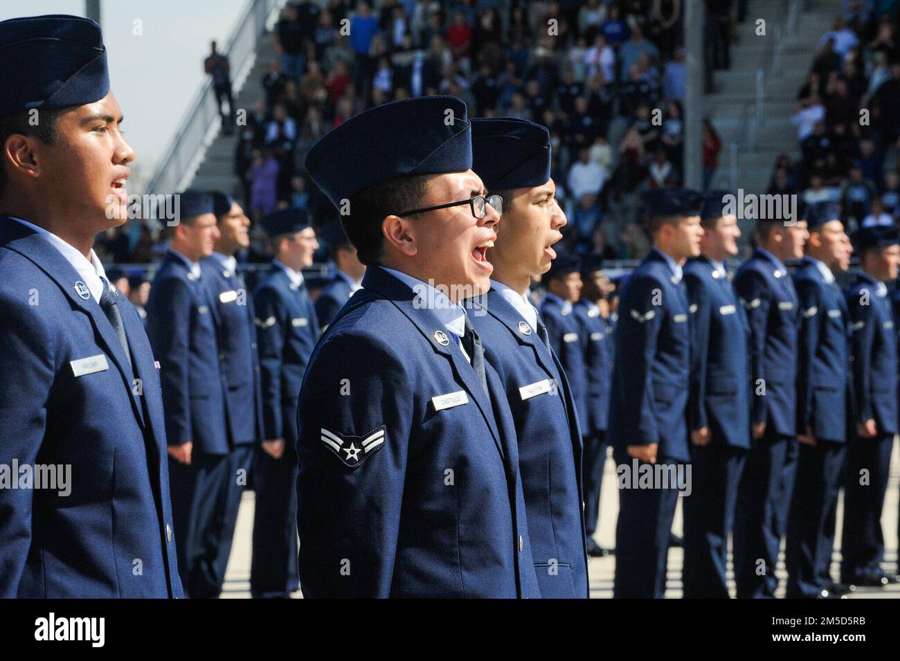 BASE CONJOINTE SAN ANTONIO-LACKLAND, TEXAS -- plus de 600 aviateurs et gardiens affectés à l'escadron d'entraînement 326 ont obtenu le diplôme de 3 mars 2022, de l'entraînement militaire de base. Le Lgén Scott Pleus, commandant de la Force aérienne en 7th, et le Sgt. Alvin Dyer, chef du commandement de la Force aérienne en 7, ont passé en revue la cérémonie. Banque D'Images