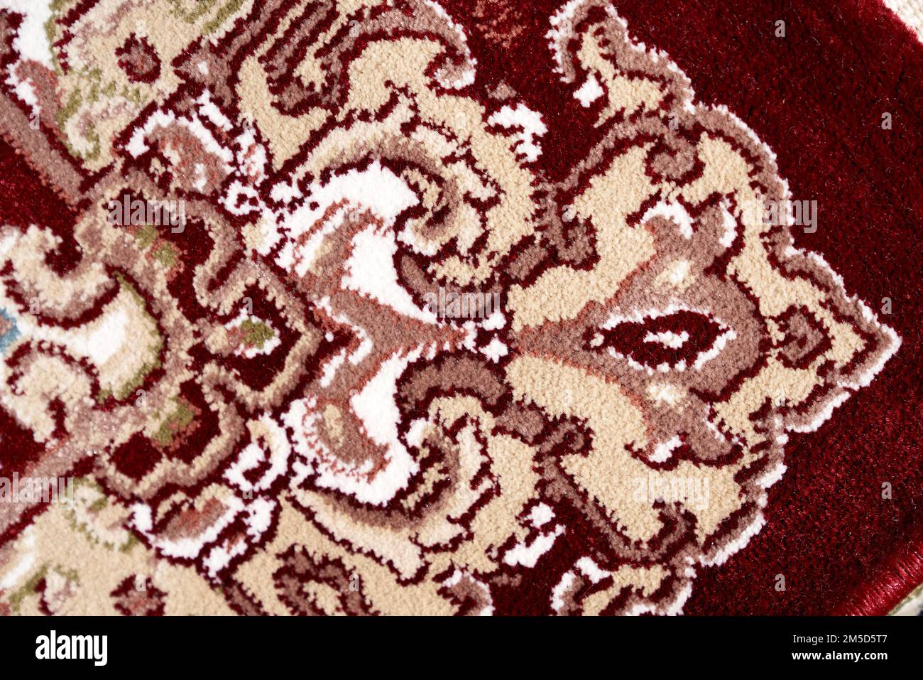Fragment de tapis persan texturé vif, macro photo pour toile de fond. Gros plan avec motif floral et détails géométriques de la moquette courte pile. Concept de fond. Banque D'Images Fragment de tapis persan texturé vif, macro photo pour toile de fond. Gros plan avec motif floral et détails géométriques de la moquette courte pile. Concept de fond. Banque D'Images