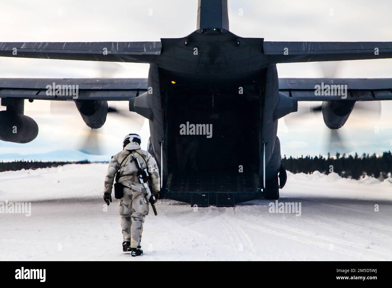 ÉTATS-UNIS Les forces spéciales de l'armée affectées au 10th Groupe des forces spéciales (aéroporté) chargent de l'équipement sur un territoire américain Force aérienne C-130 Hercules avec l'escadron de transport aérien 731st pour le déplacement au nord du cercle arctique à l'appui de la bordure arctique 2022, à 3 mars 2022, de Fairbanks, en Alaska. Arctic Edge est une entreprise américaine Exercice de commandement du Nord organisé par le Commandement de l'Alaska permettant au Commandement des opérations spéciales du Nord de démontrer ses capacités d'opérations spéciales dans des conditions météorologiques extrêmes. Banque D'Images