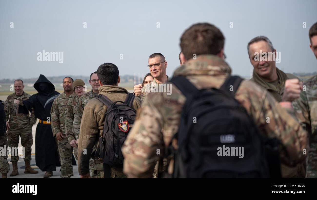 ÉTATS-UNIS Les aviateurs affectés à l'escadre de 48th retournent à la Royal Air Force Lakenheath, en Angleterre, après avoir effectué la police aérienne polonaise de l'OTAN à 3 mars 2022. États-Unis L’appui de la Force aérienne à la mission de police aérienne polonaise met l’accent sur sa capacité et sa capacité de déployer des moyens à l’appui des alliés de l’OTAN et de la sécurité nationale. Banque D'Images