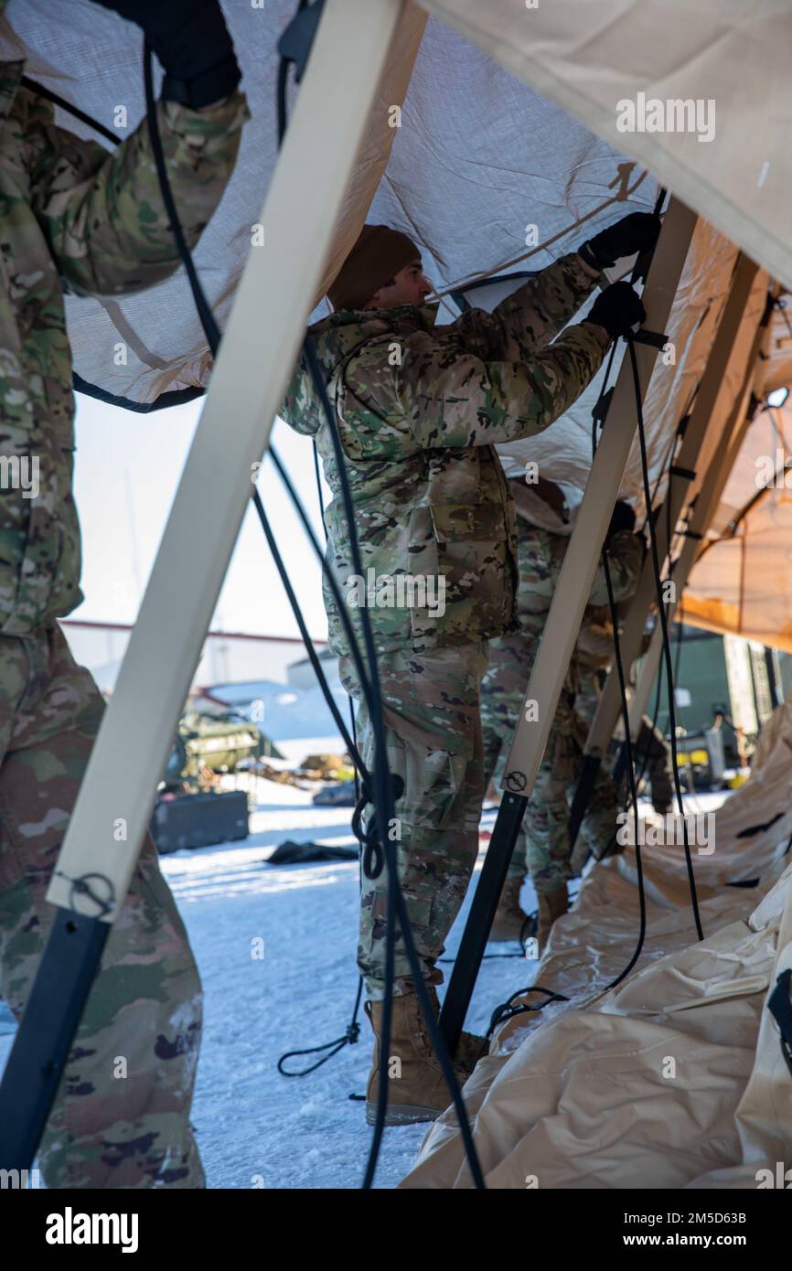 ÉTATS-UNIS Les membres de la Force aérienne de l'escadron de préparation médicale opérationnelle 366th, à l'extérieur de la base aérienne de Mountain Home, en Idaho, ont mis en place la tente médicale arctique pour les opérations par temps froid pour l'exercice Arctic Eagle-Patriot 2022 à Nome, en Alaska, au 2 2022 mars. L’exercice conjoint Arctic Eagle-Patriot 2022 augmente la capacité de la Garde nationale à opérer dans des environnements austères, par temps froid extrême, en Alaska et dans la région arctique. AEP22 accroître la capacité des partenaires interagences militaires et civils d'intervenir dans diverses missions d'urgence et de sécurité intérieure en Alaska et dans l'Arctique. Banque D'Images
