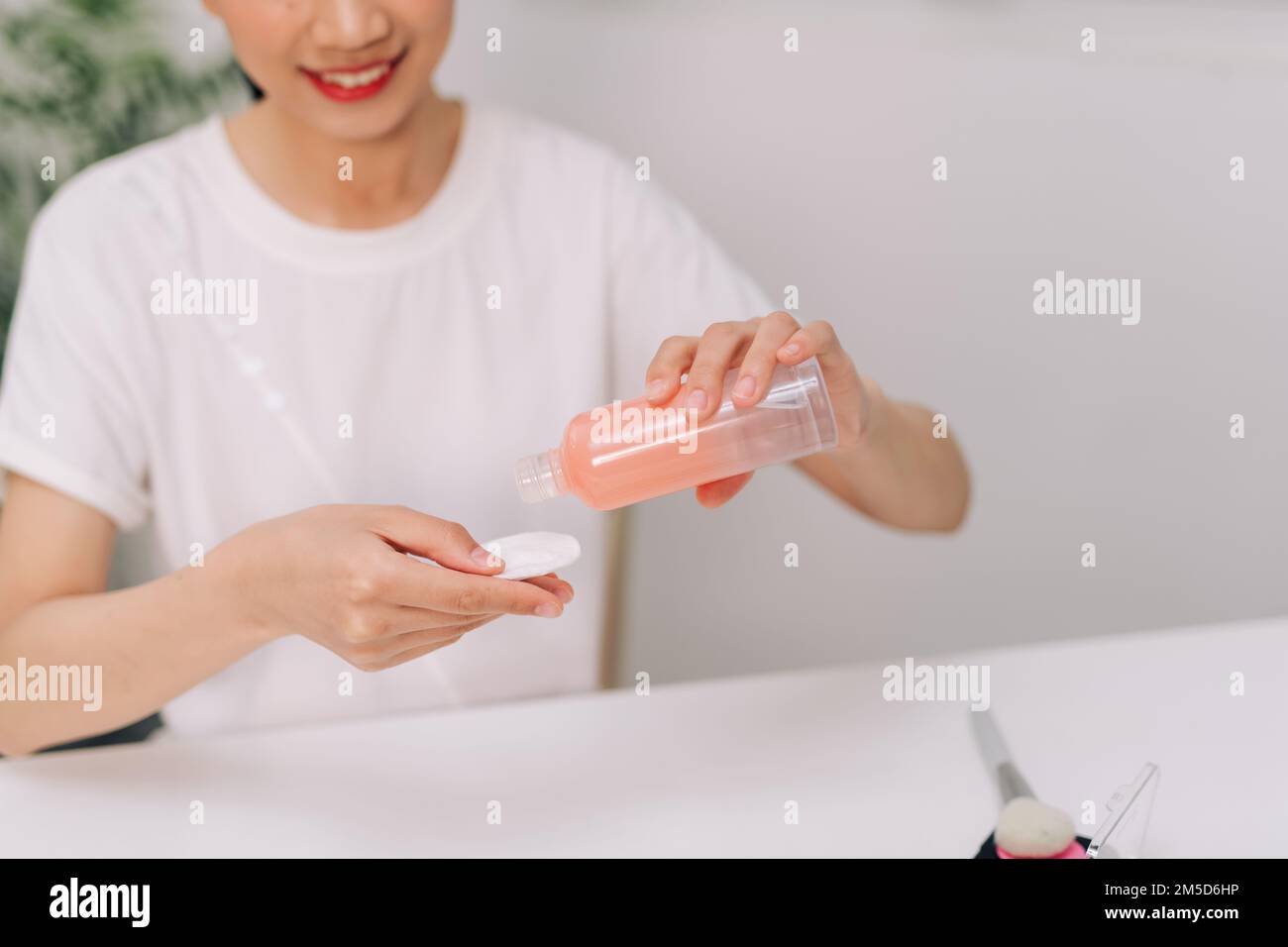 Faire de la beauté routine, main tenant tampon de coton et bouteille, Banque D'Images