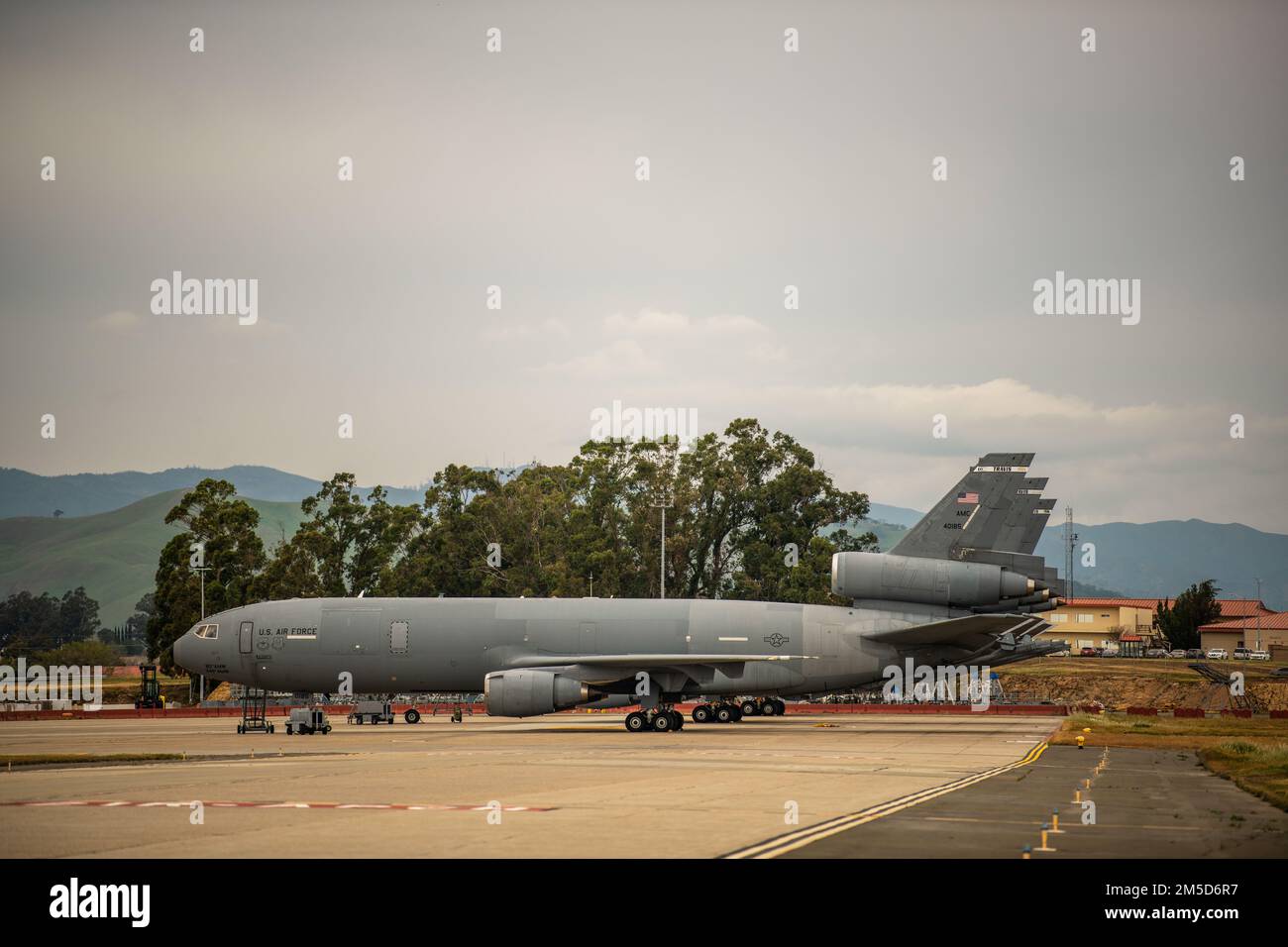 ÉTATS-UNIS Les relais de la Force aérienne KC-10 sont installés sur la ligne de vol de la base aérienne de Travis, en Californie, au 3 mars 2022. Bien que la mission principale du KC-l0 soit le ravitaillement en vol, il peut combiner les tâches d'un camion-citerne et d'un avion cargo en ravitaillant simultanément l'avion et en transportant du personnel et de l'équipement de soutien. Banque D'Images