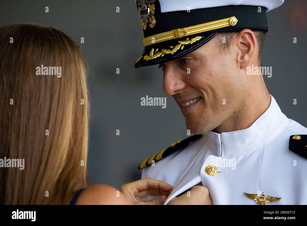 ÉTATS-UNIS Bleu marine Allen Jacob, commandant à venir, Escadron de frappe maritime des hélicoptères 37, reçoit le commandement à l'insigne de mer lors de la cérémonie de changement de commandement de la SMH-37, à la station aérienne du corps marin de la baie Kaneohe, à la base du corps marin d'Hawaï, au 3 mars 2022. Cmdr. Matthew Martin a abandonné la commande à Cmdr. Allen Jacob. Banque D'Images
