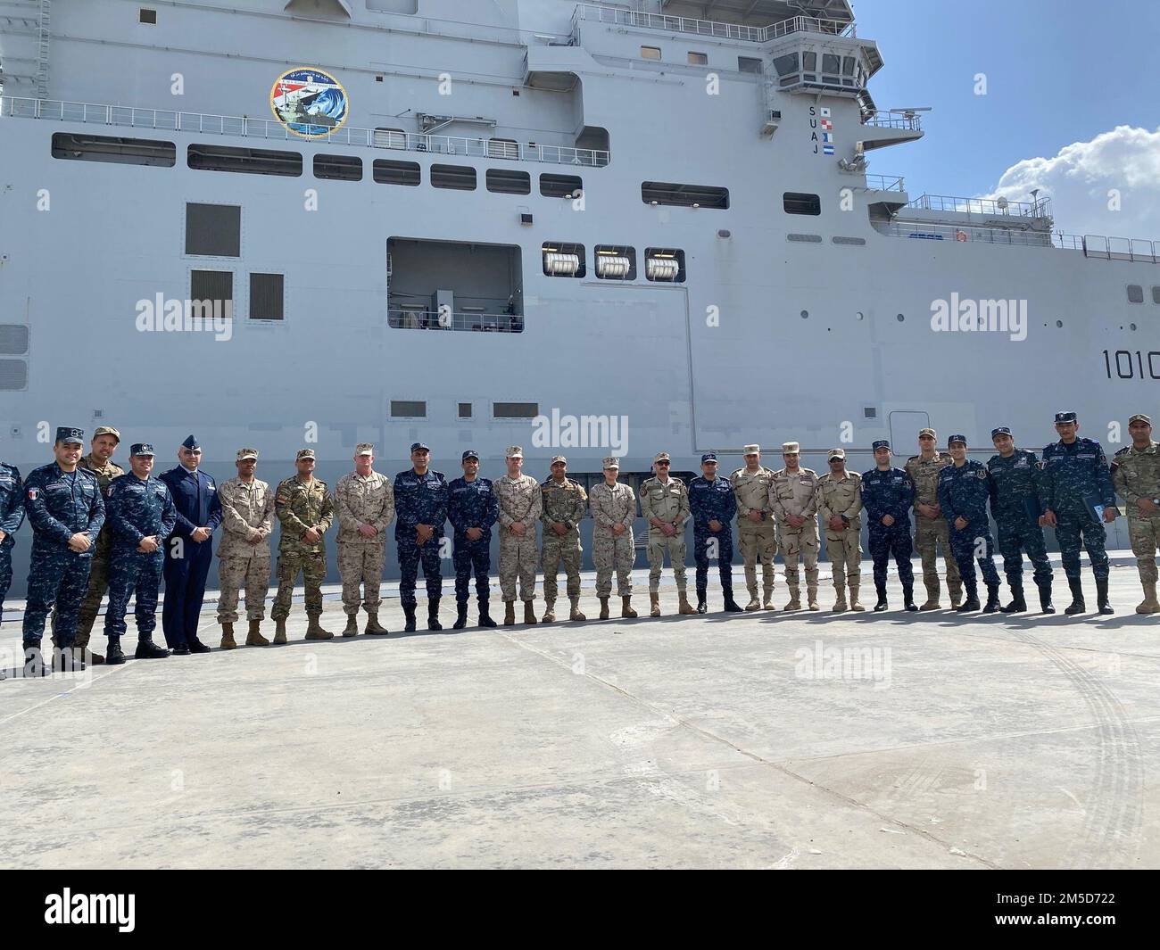 ALEXANDRIE, Égypte (3 mars 2022) États-Unis Les Marines de la Force navale amphibie de la Force opérationnelle 51/5th Brigade expéditionnaire maritime (TF 51/5) et les forces armées égyptiennes posent devant LHD Gamal Abdel Nasser lors d'un échange d'experts sur le sujet de plusieurs jours, le 27 février à 5 mars. TF 51/5, un quartier général de la Force opérationnelle interarmées, coordonne, planifie et exécute les opérations; et fait progresser les concepts navals émergents en mer, depuis la mer et à terre afin de soutenir les États-Unis Objectifs du Commandement central, 5th Fleet et MARCENT Theatre. Banque D'Images