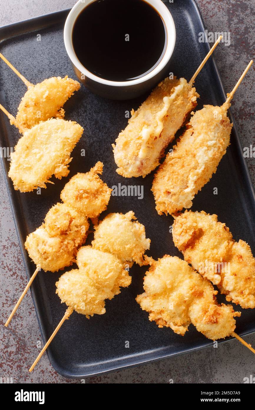 Le kushikatsu est un plat de spécialité d'Osaka composé de légumes panés, puis frits, de viande et d'œufs sur l'assiette de la table. Verticale Banque D'Images