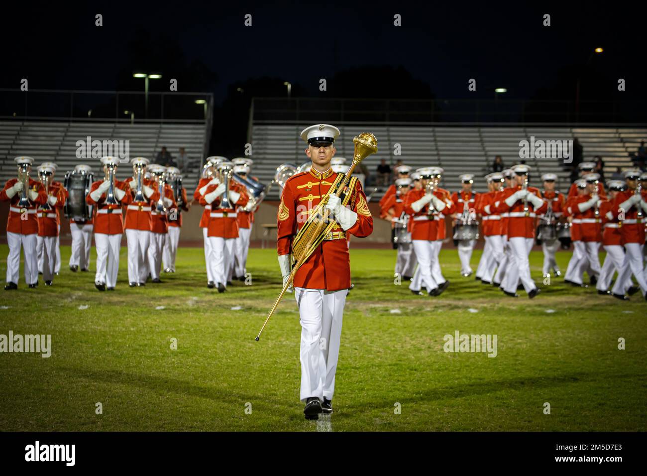 Maître Sergent Joshua Dannemiller, maître-tambour adjoint, « le commandant lui-même », États-Unis Marine Drum & Bugle corps, marche sur le terrain lors d'une cérémonie de la couleur de la bataille à l'école secondaire Kofa, Yuma, Arizona, 3 mars 2022. Il s'agit de la première performance de BCD en 2022, qui a suivi trois semaines de formation en forage de précision à Yuma. Banque D'Images