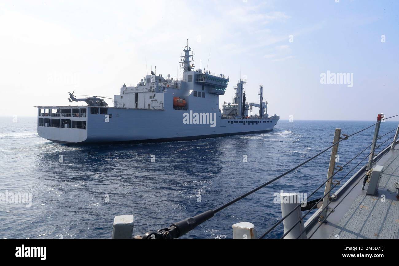 OCÉAN INDIEN (3 mars 2022) le destroyer de missiles guidés de classe Arleigh Burke USS Fitzgerald (DDG 62) vient à côté de la flotte de classe Deepak INS Shakti (A57) pour un réapprovisionnement en mer pendant l'exercice Milan 2022. L'exercice Milan 2022 est un exercice multilatéral biennal organisé par la Marine indienne auquel les États-Unis participent pour la première fois. L’exercice de cette année est axé sur l’amélioration de l’interaction professionnelle entre les marines professionnelles et l’acquisition d’une expérience dans les opérations multilatérales de force en mer. Banque D'Images